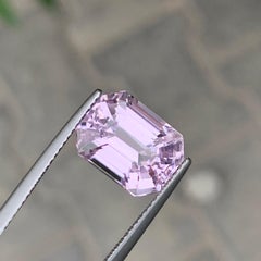 8 carati di Kunzite (Spodumene) di colore rosa pastello tagliata a smeraldo per la gioielleria