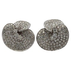 Pendientes de gancho estilo almohadilla Lilly con pavé de diamantes redondos brillantes de 8 quilates y 18 KWG