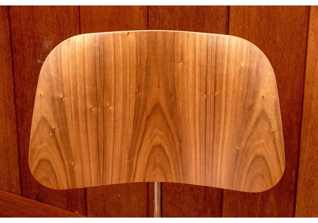 8 sedie da pranzo in legno di noce modellato di Ray and Ray Eames in vendita 3