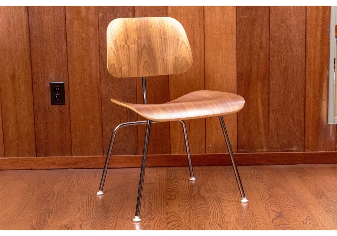 8 sedie da pranzo in legno di noce modellato di Ray and Ray Eames in vendita 6