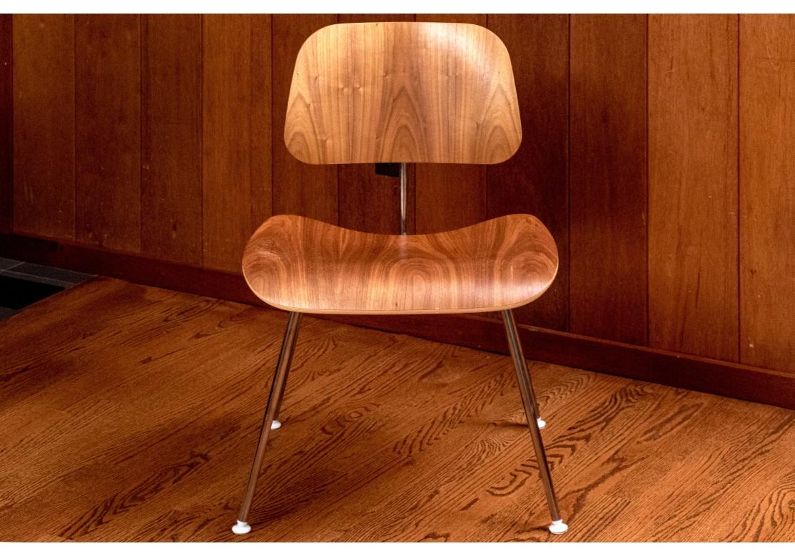 8 sedie da pranzo in legno di noce modellato di Ray and Ray Eames in vendita 12