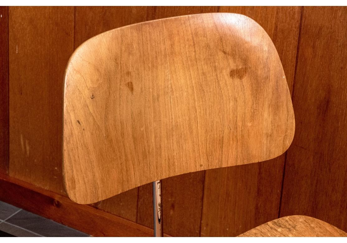 Americano 8 sedie da pranzo in legno di noce modellato di Ray and Ray Eames in vendita