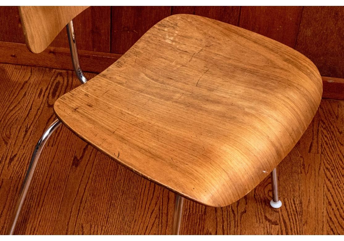 Acciaio 8 sedie da pranzo in legno di noce modellato di Ray and Ray Eames in vendita