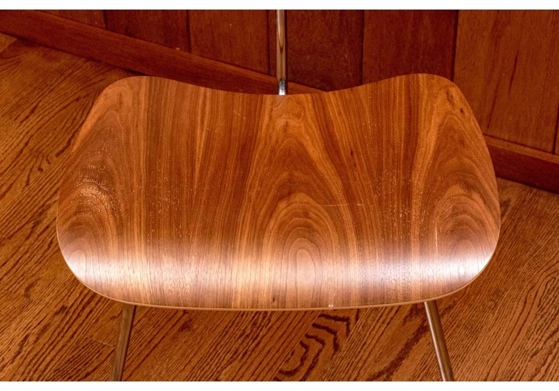 8 sedie da pranzo in legno di noce modellato di Ray and Ray Eames in vendita 1