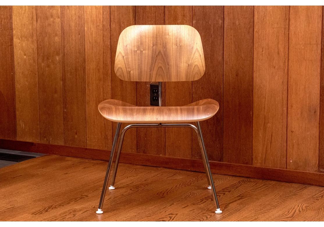 8 sedie da pranzo in legno di noce modellato di Ray and Ray Eames in vendita 2