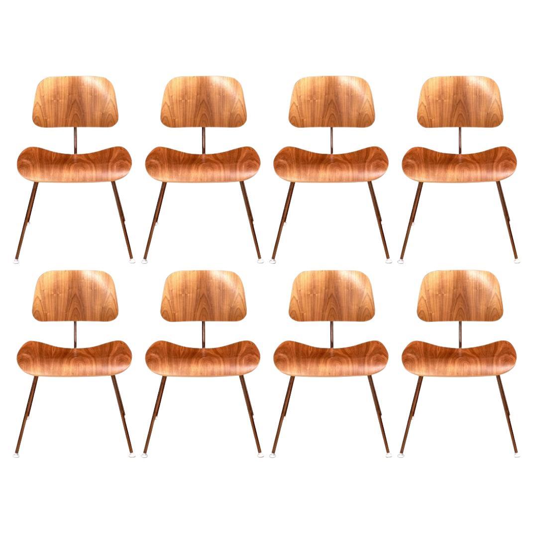 8 sedie da pranzo in legno di noce modellato di Ray and Ray Eames in vendita