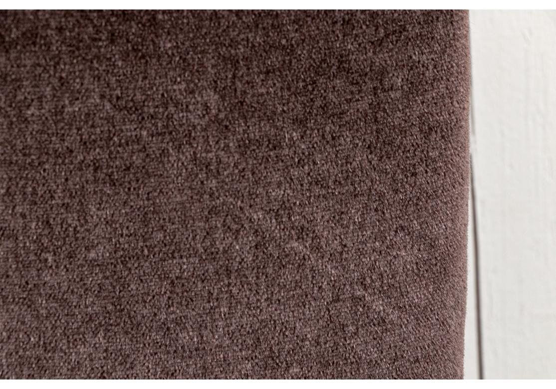 8 sedie da pranzo imbottite in mohair personalizzate alla maniera di Olivier Gagnere in vendita 9