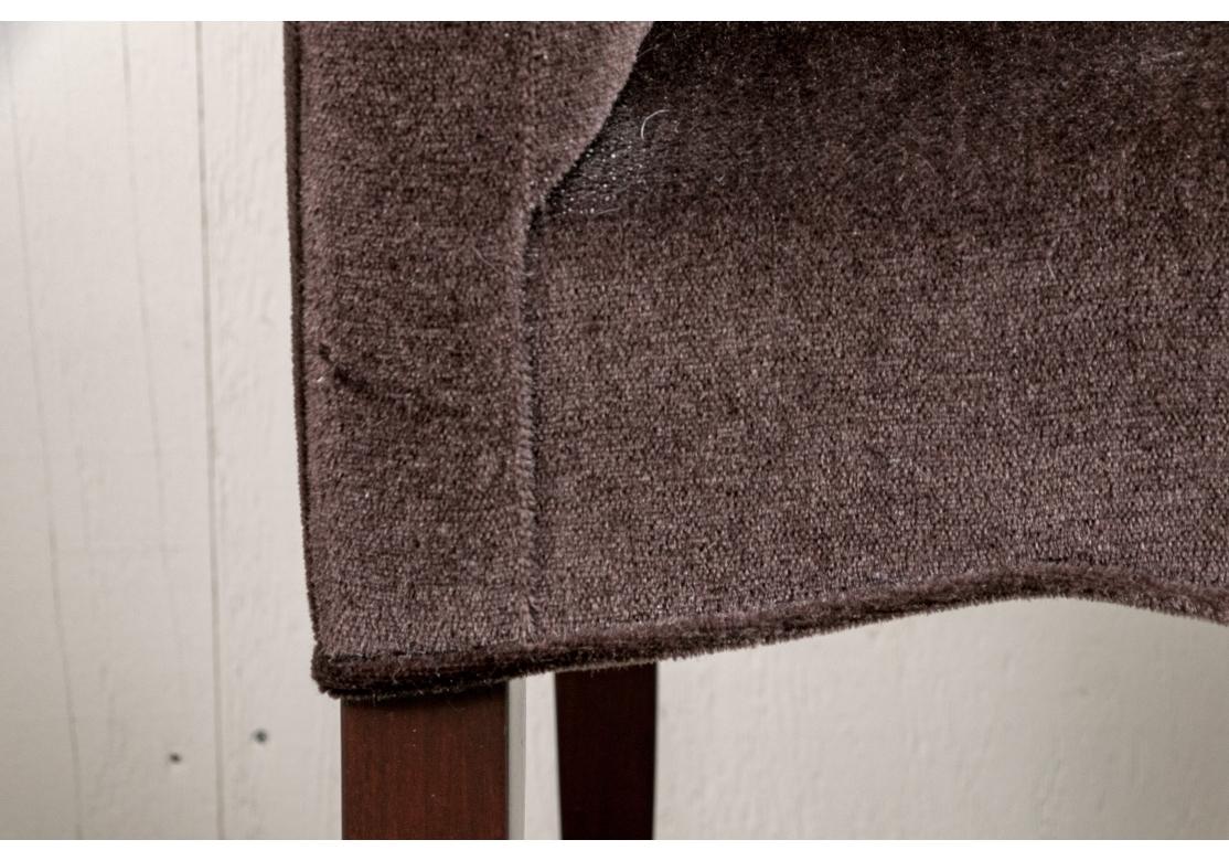 8 sedie da pranzo imbottite in mohair personalizzate alla maniera di Olivier Gagnere in vendita 10