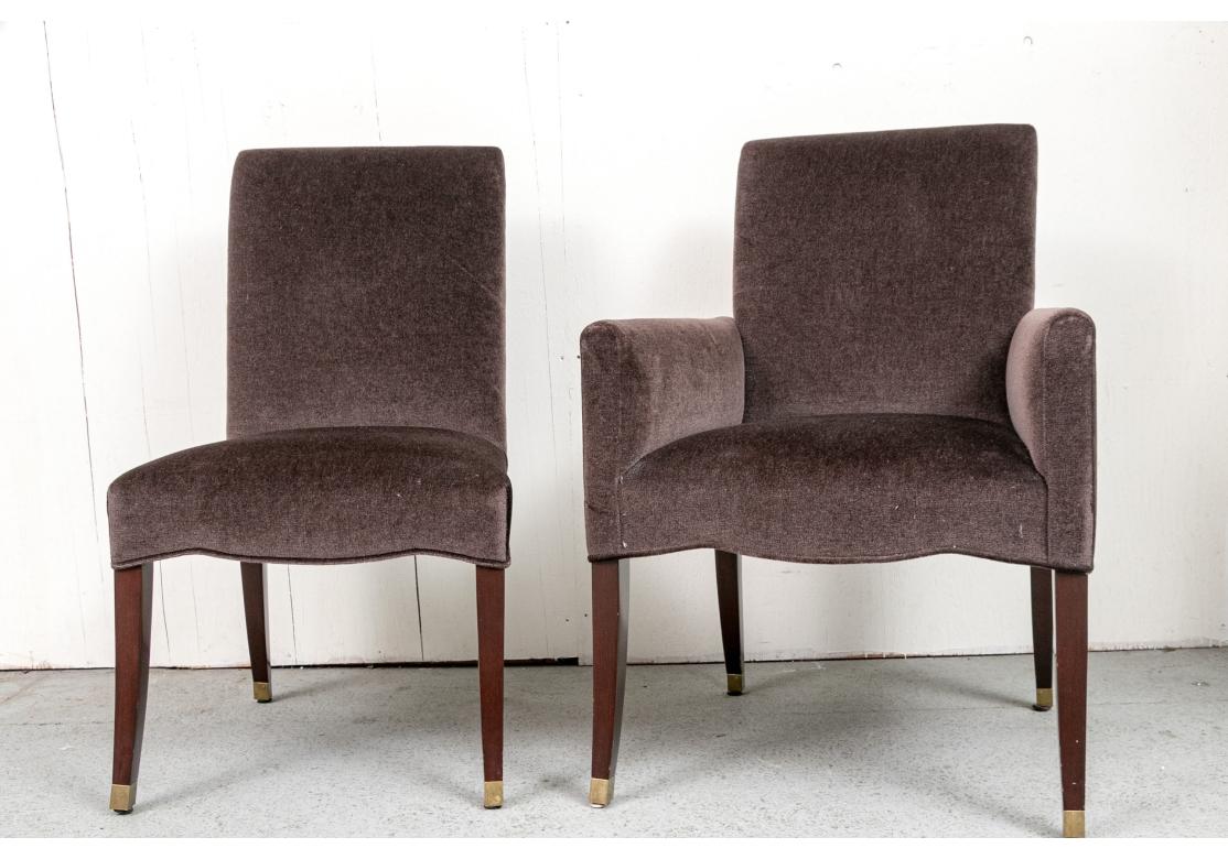 Un raffinato set di sedie da pranzo imbottite in Mohair, composto da sei sedie laterali e due poltrone terminali. 
Sono tutte ben costruite con cuscini di seduta a molle. Le sedie hanno gambe che si svasano e terminano su puntali in ottone. Ogni