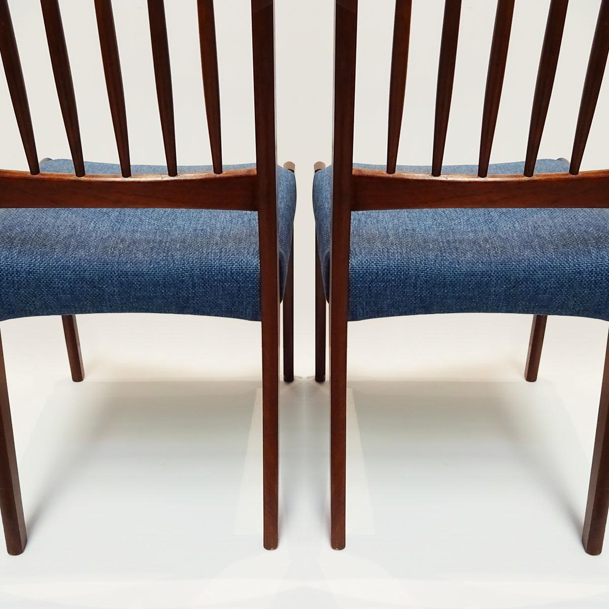 8 dänische Esszimmerstühle aus Teakholz und Stoff von Arne Hovmand Olsen aus der Mitte des Jahrhunderts (20. Jahrhundert) im Angebot