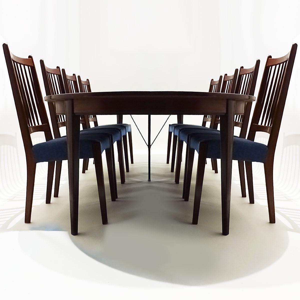 8 chaises de salle à manger danoises du milieu du siècle dernier Arne Hovmand Olsen en teck et tissu en vente 1