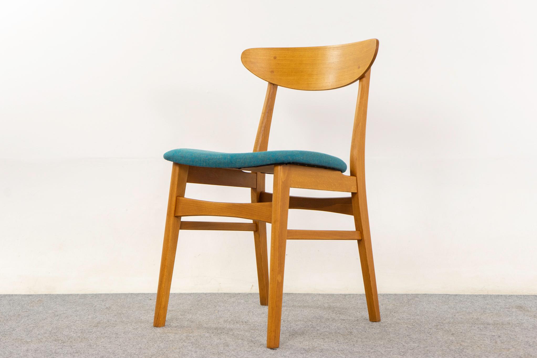 Chaises de salle à manger en Beeche, vers les années 1960. Des dossiers joliment incurvés et une assise généreuse. Cadre solide avec renforts transversaux pour la stabilité et le soutien. Nouvelle tapisserie d'ameublement de qualité dans un mélange