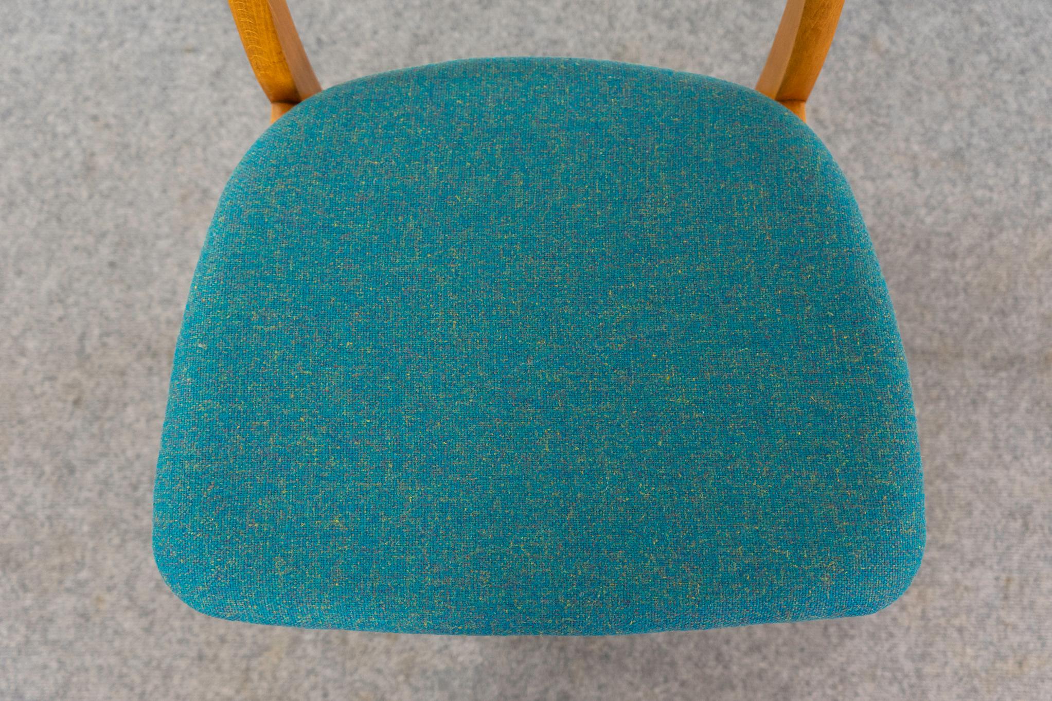 Placage 8 Chaises de salle à manger danoises en hêtre du milieu du siècle en vente