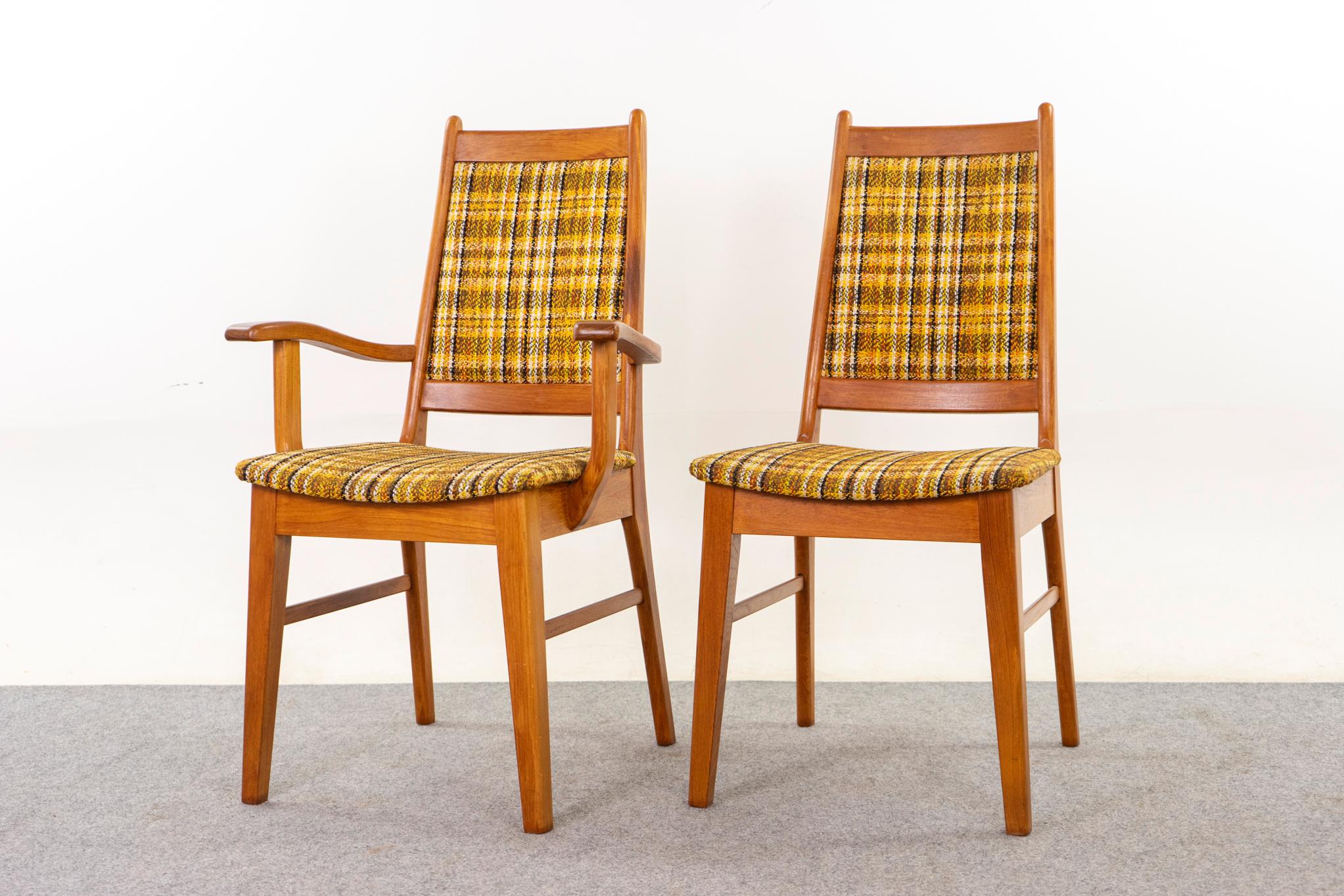 Dänische Esszimmerstühle aus Teakholz, ca. 1960er Jahre. Warm getönte, robuste Rahmen mit schönen Linien. Original Tweed-Polsterung in sehr gutem Zustand. 6 konventionelle Stühle und 2 Sessel, lassen Sie die Unterhaltung beginnen! 

Sessel - 23