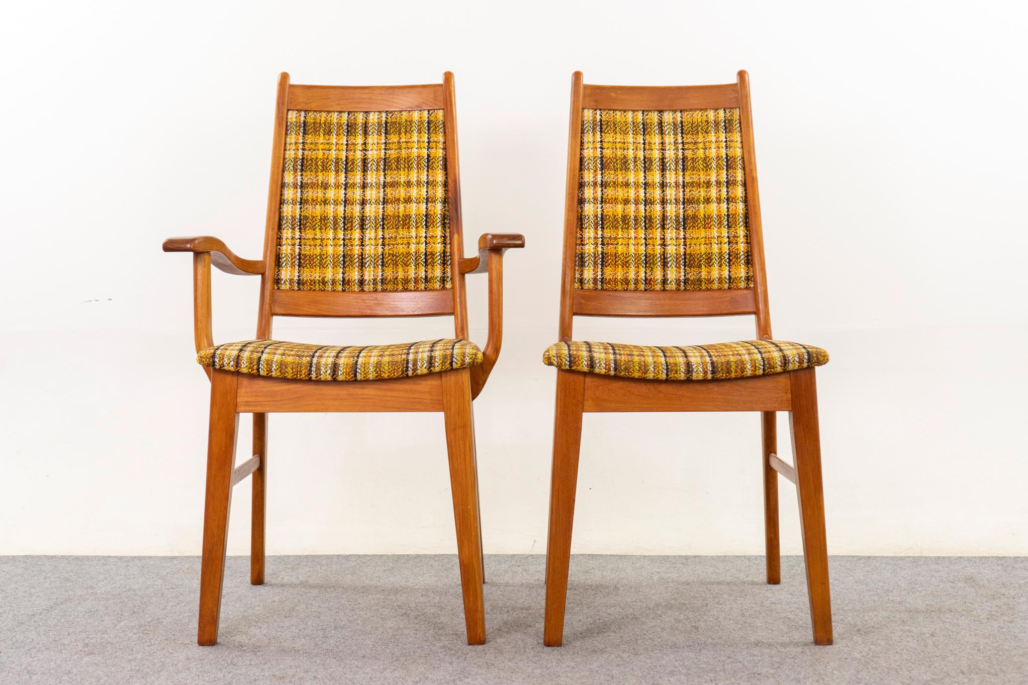 8 Dänische Teak-Esszimmerstühle aus der Jahrhundertmitte (Skandinavische Moderne) im Angebot