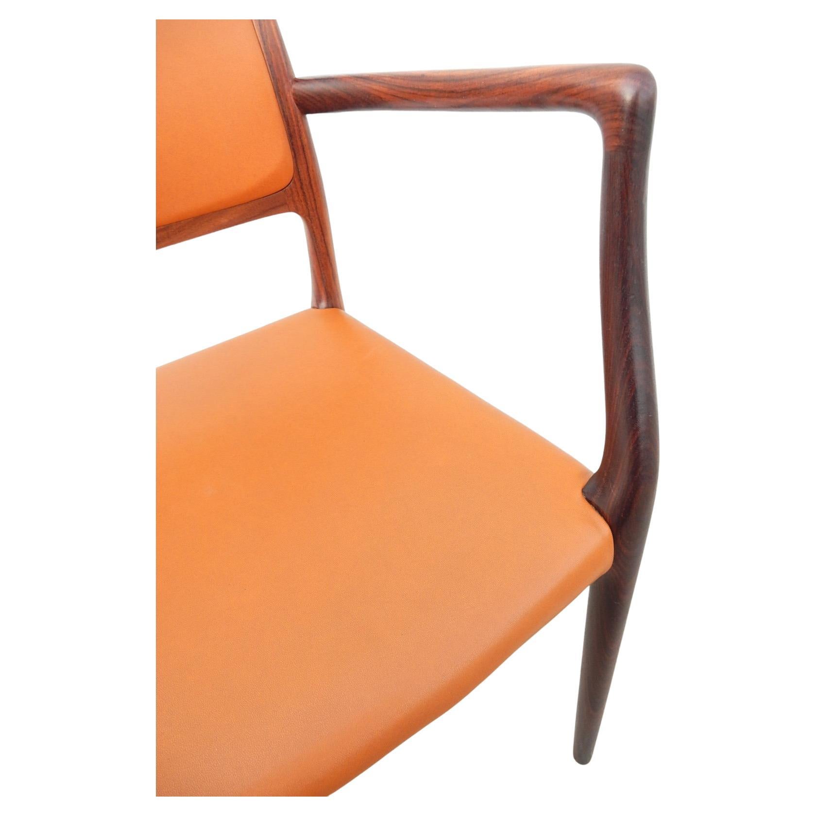 8 sillones de comedor modernos daneses de palisandro esculpido Niels Otto Møller Moderno de mediados de siglo en venta