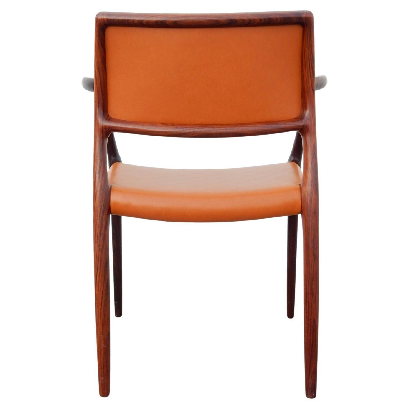 8 sillones de comedor modernos daneses de palisandro esculpido Niels Otto Møller Danés en venta