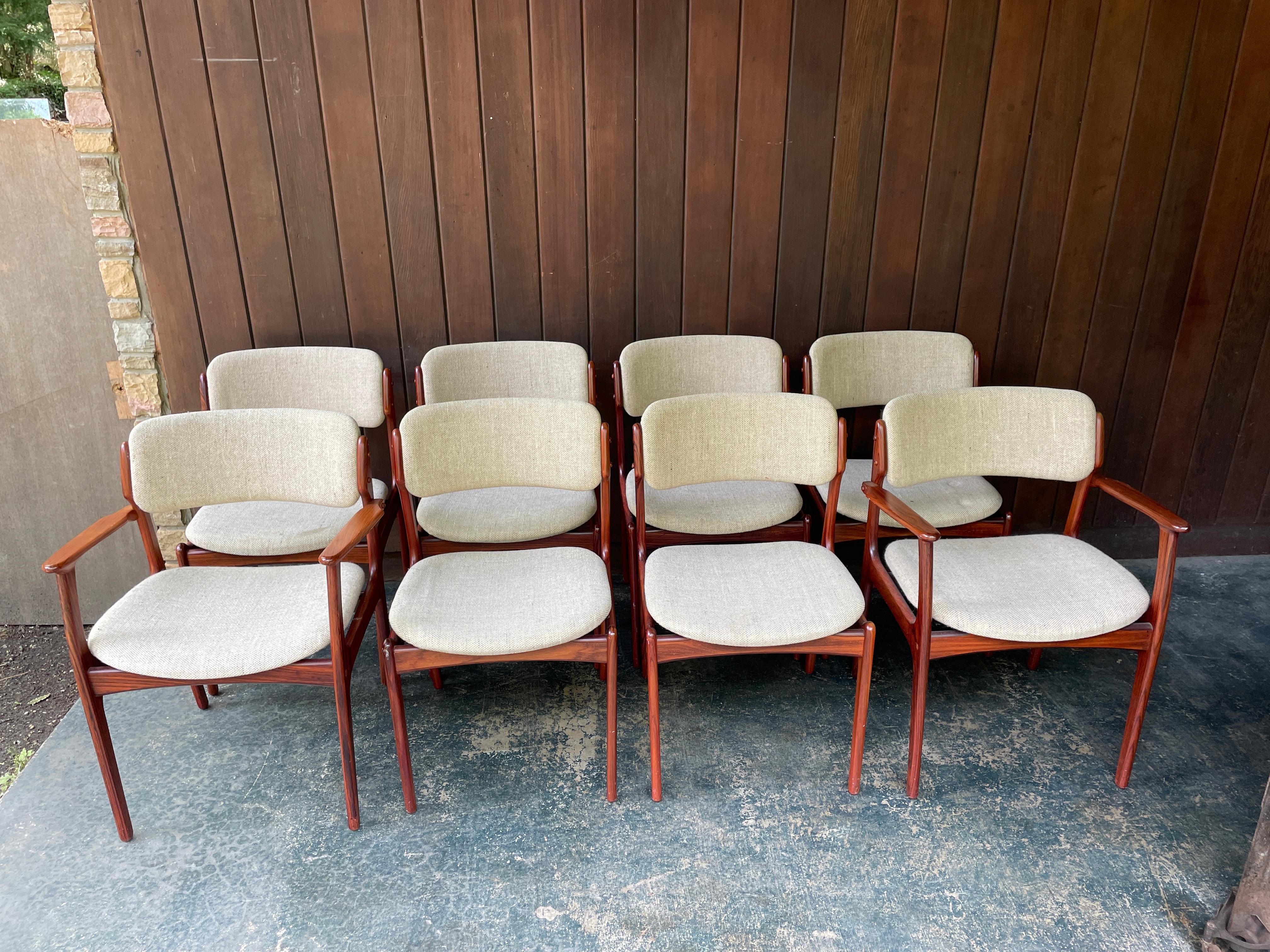 Raro juego grande de 8 sillas de comedor tapizadas de palisandro macizo.  6 sillas laterales y 2 sillones. Los bastidores están bien ajustados y no necesitan restauración, pero la tela y la espuma son originales y están manchadas y necesitan un