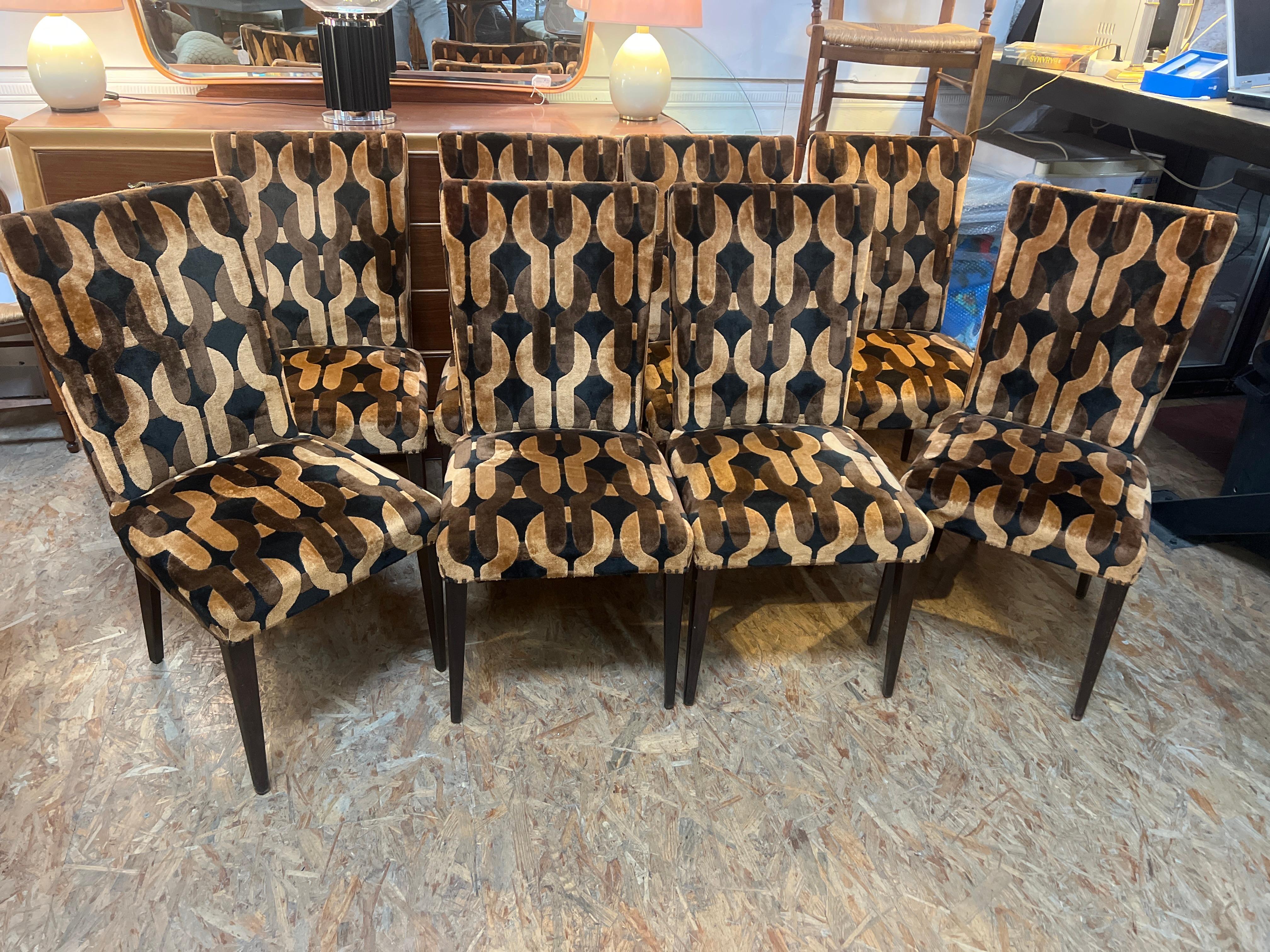 magnificent series of 8 chairs by Pierre Cardin, 1970 edition
the typical fabrics of the Cardin collection will take you back to the psychadelic period of the 70s
the seats, their comfort are in very good original condition

Pietro Costante Cardin