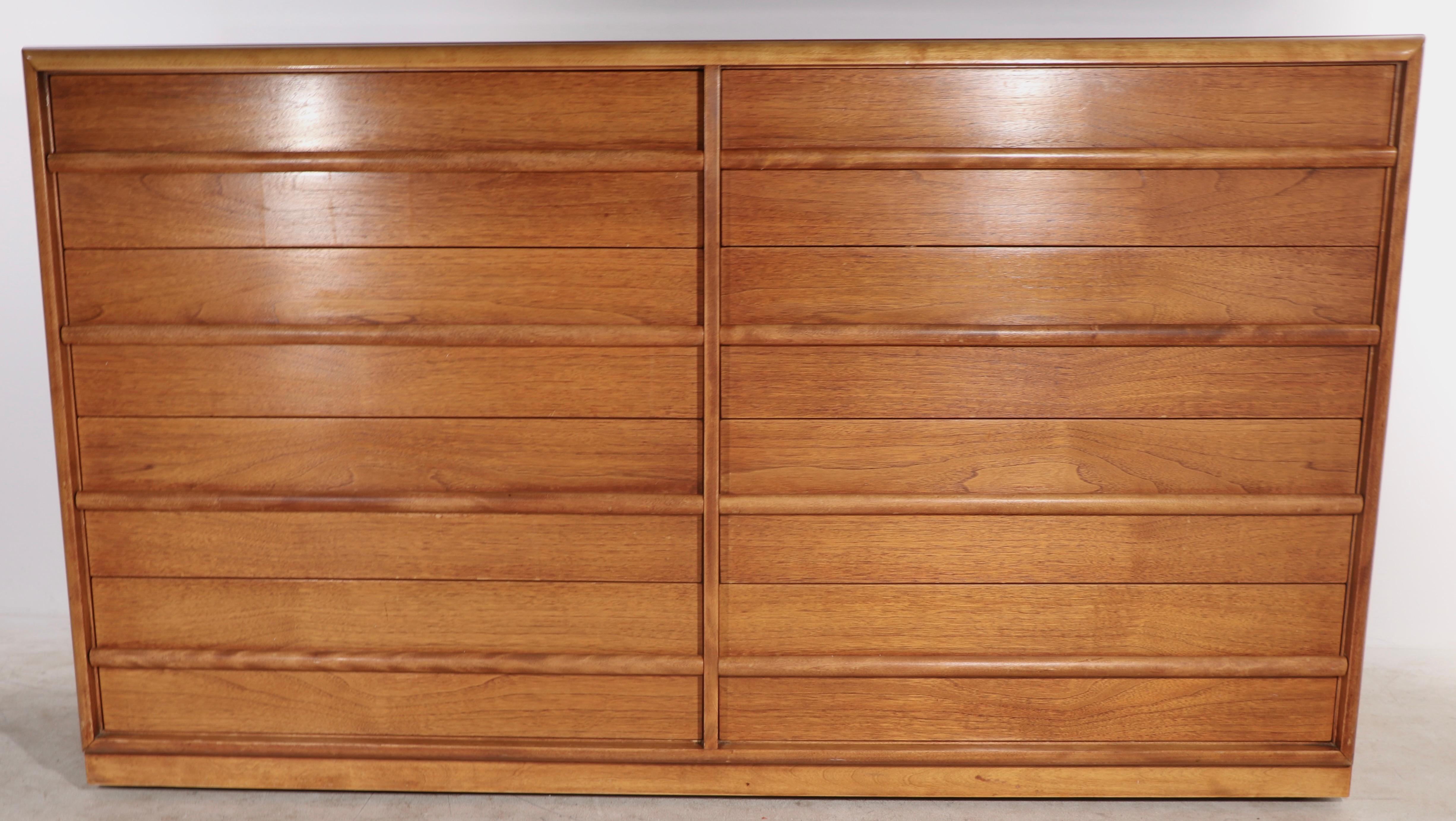 Américain Commode double à 8 tiroirs conçue par Robsjohn Gibbings pour Widdicomb en vente