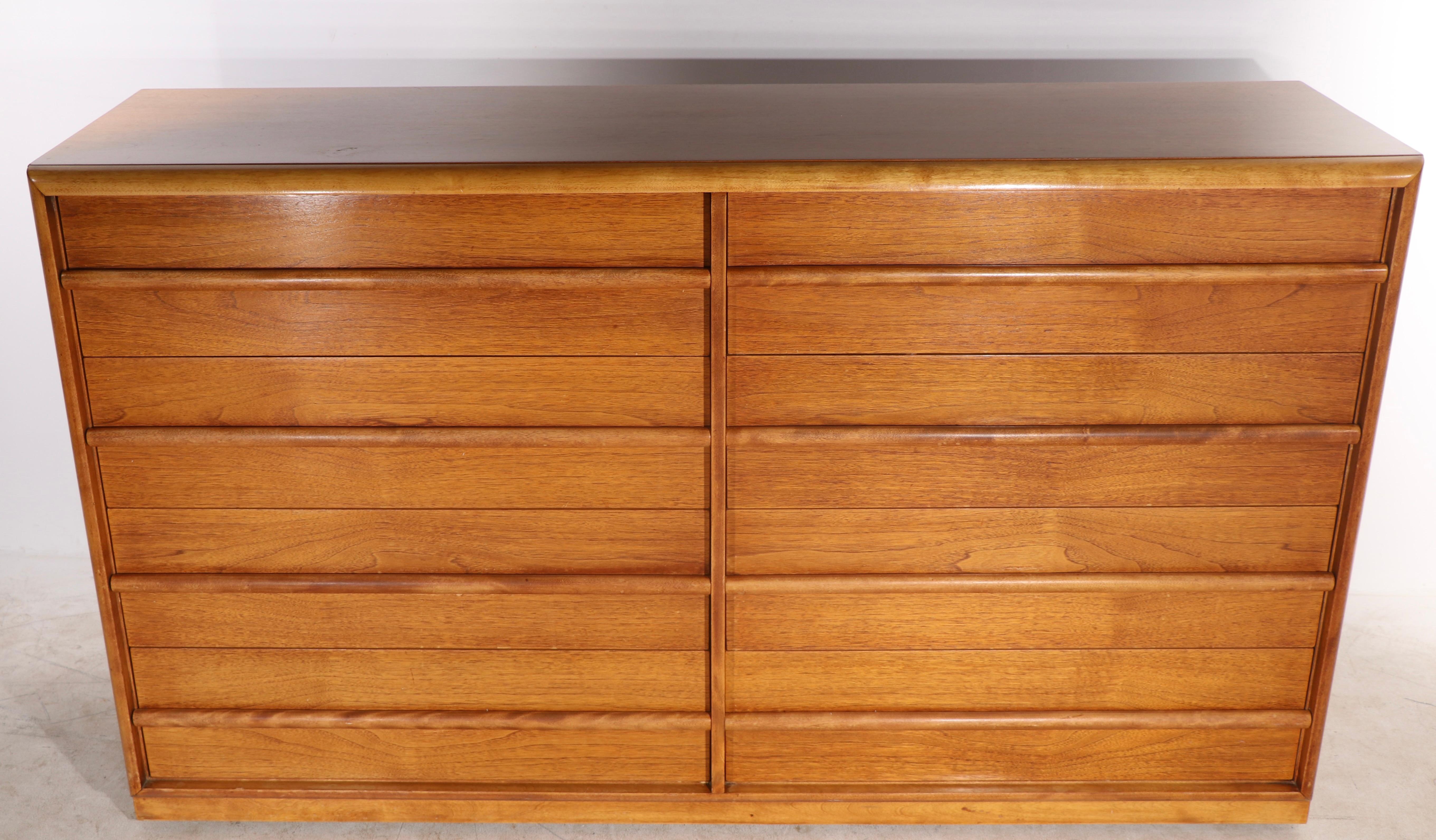 20ième siècle Commode double à 8 tiroirs conçue par Robsjohn Gibbings pour Widdicomb en vente