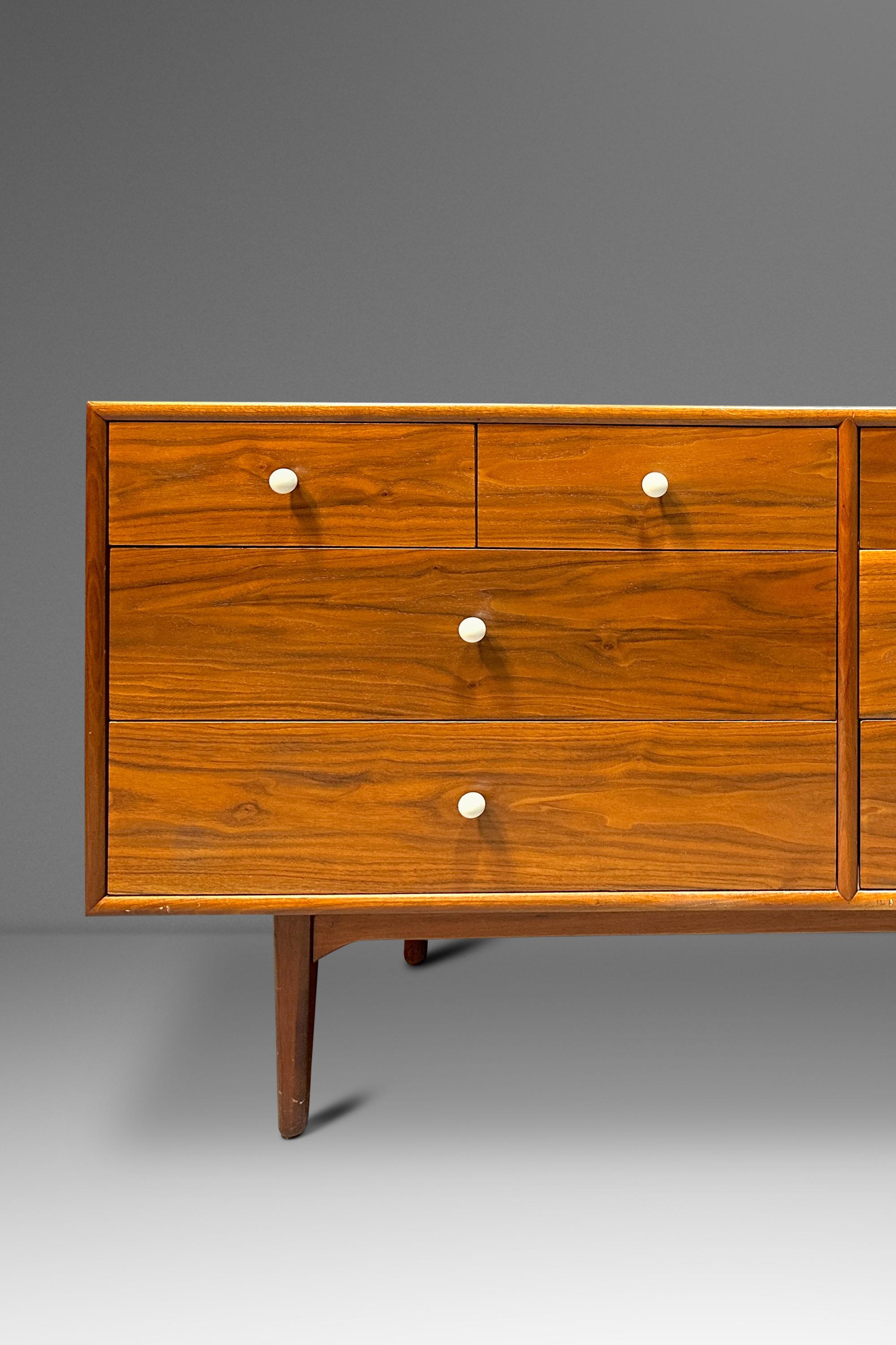 Comò a 8 cassetti in noce, Kipp Stewart, Drexel's Declaration Line, USA, anni '60 in vendita 6
