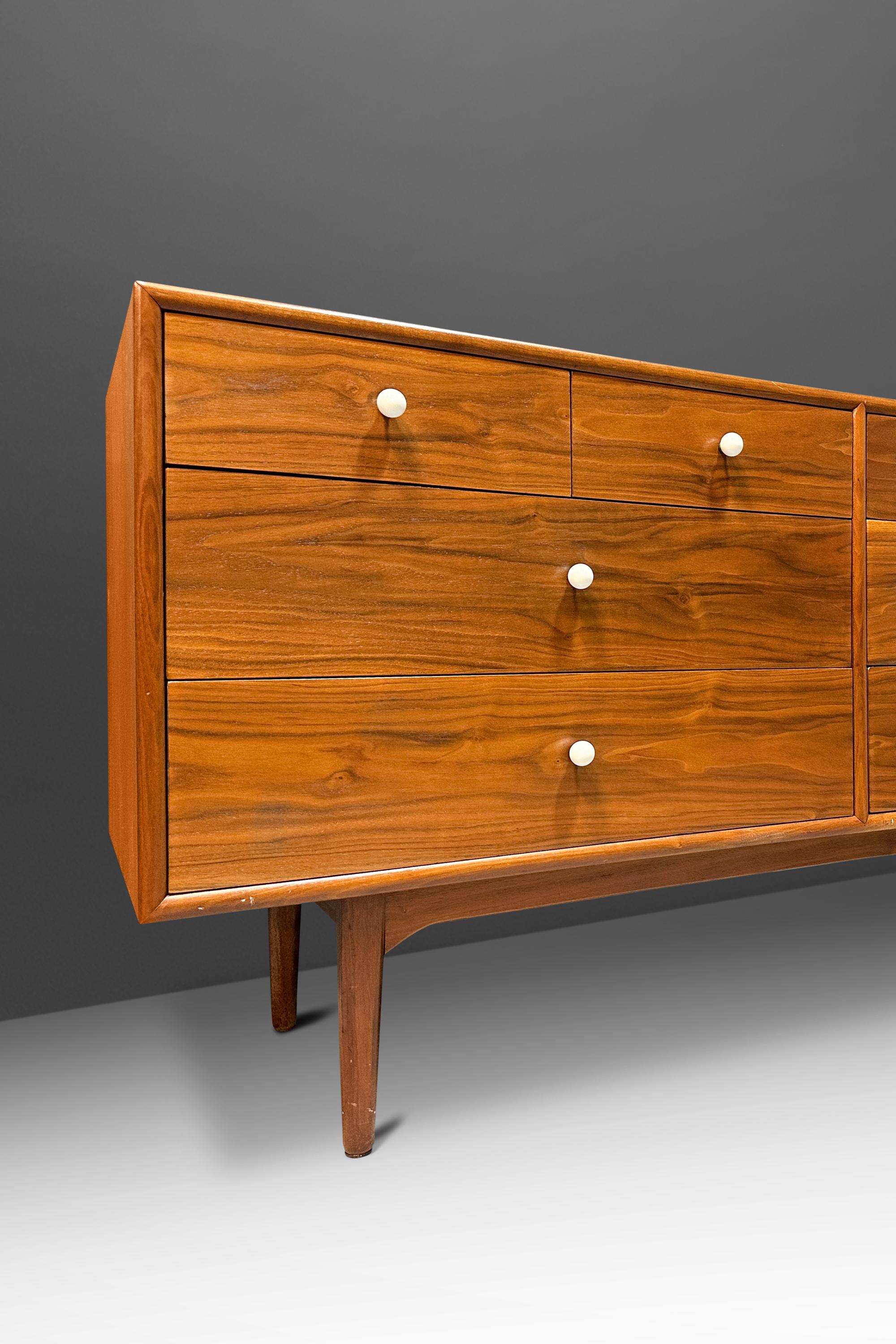 Comò a 8 cassetti in noce, Kipp Stewart, Drexel's Declaration Line, USA, anni '60 in vendita 9