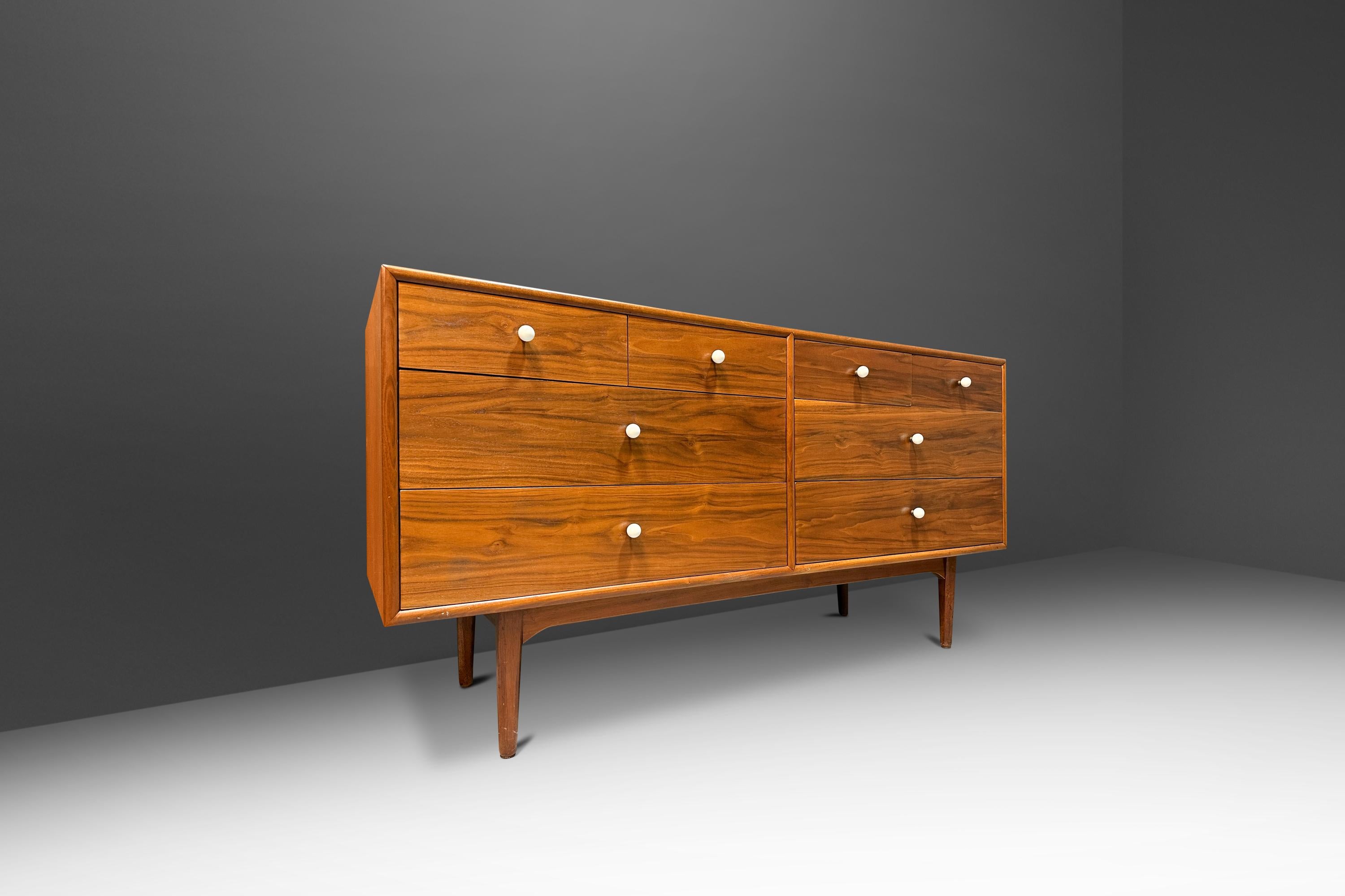 ntroduciamo un raro comò a 8 cassetti disegnato dall'influente Kipp Stewart per la Drexel Furniture Co. Costruita con un mix di noce nero americano massiccio e impiallacciato, questa splendida icona americana funziona bene sia come credenza/supporto