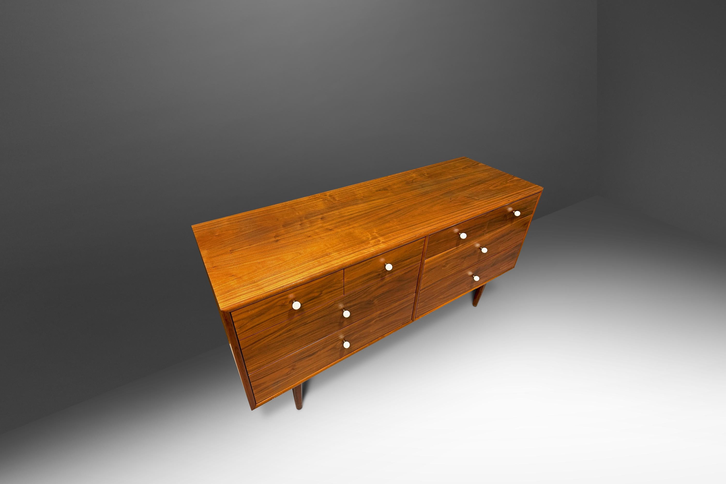 Mid-Century moderno Comò a 8 cassetti in noce, Kipp Stewart, Drexel's Declaration Line, USA, anni '60 in vendita