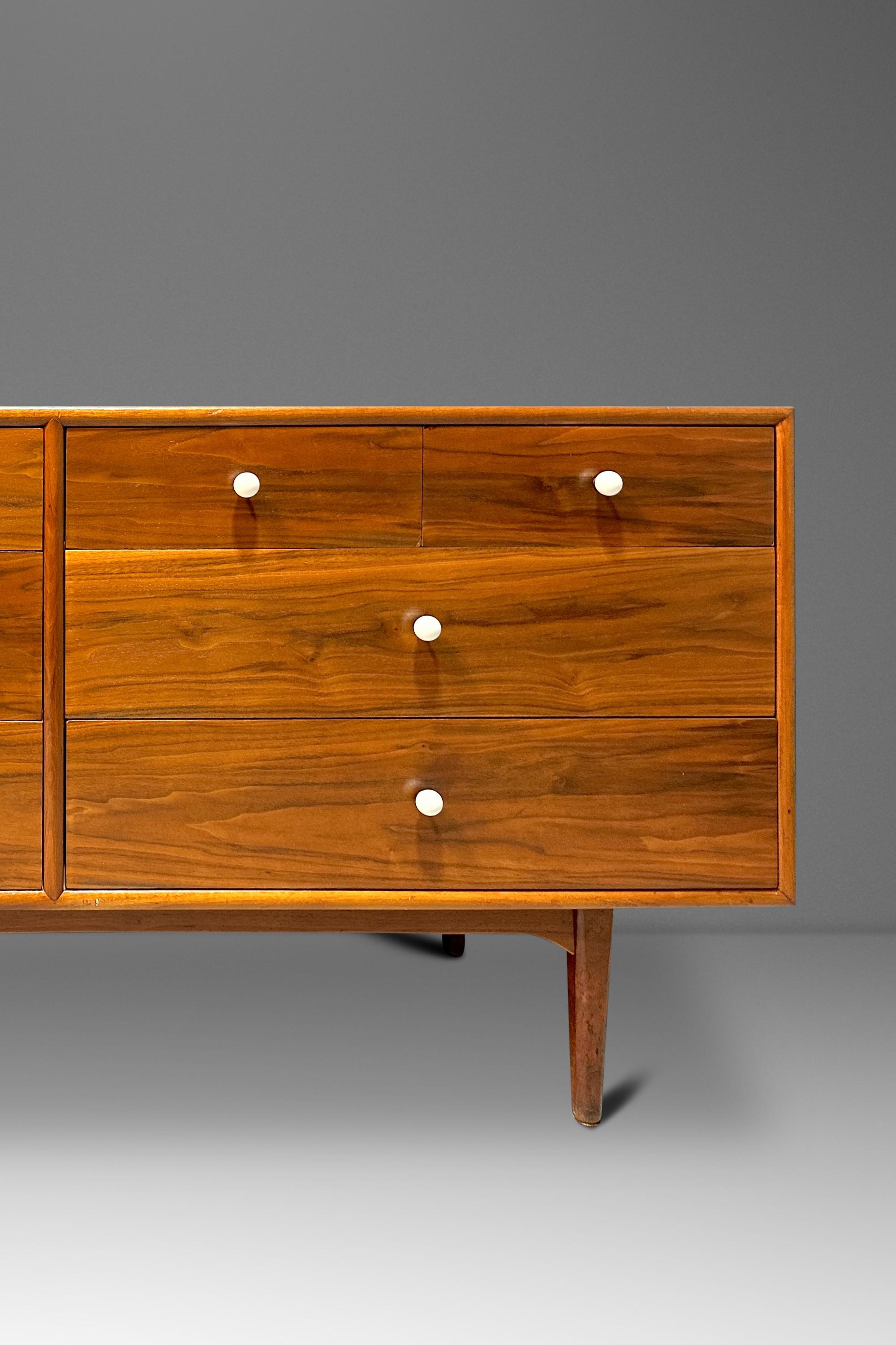 Comò a 8 cassetti in noce, Kipp Stewart, Drexel's Declaration Line, USA, anni '60 in vendita 2