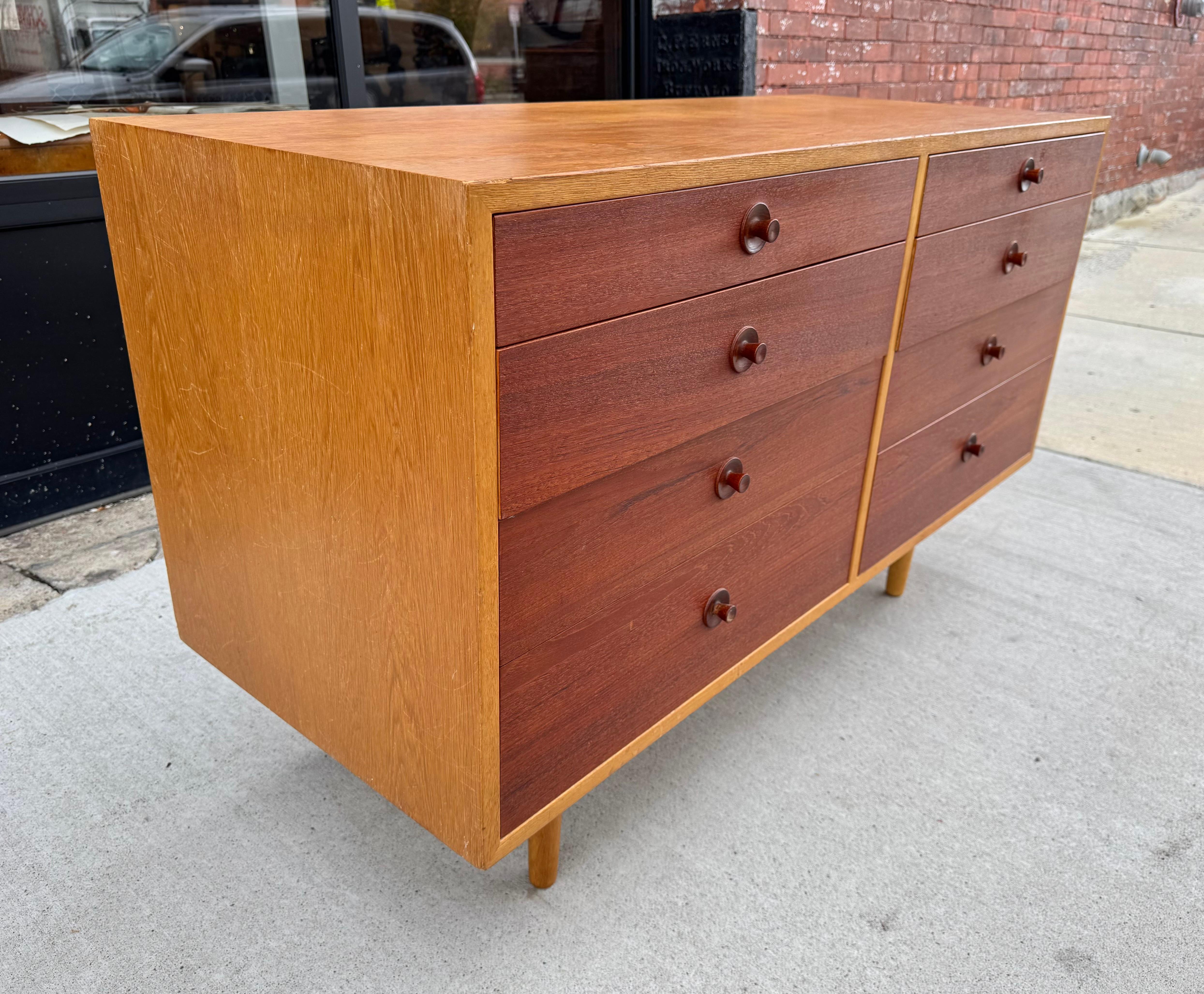 The Modern Scandinavian  Commode 8 tiroirs  conçu par Børge Mogensen et produit par l'entreprise suédoise Karl Andersson & Söner au cours des années 1960. Livraison en main propre à New York City ou n'importe où à partir de Buffalo NY