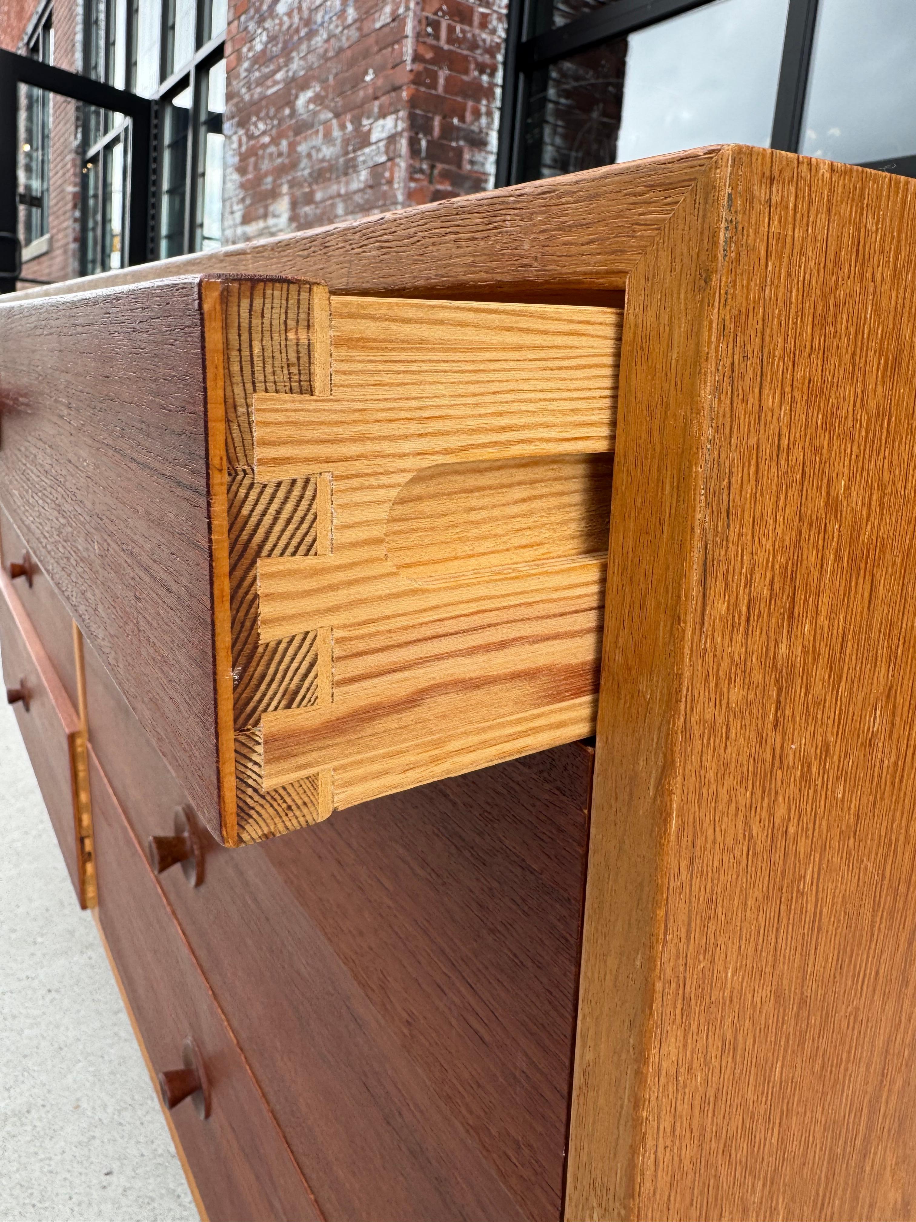 Scandinave moderne Commode 8 tiroirs en teck et Oak Oak par Borgensen pour Karl Andersson en vente