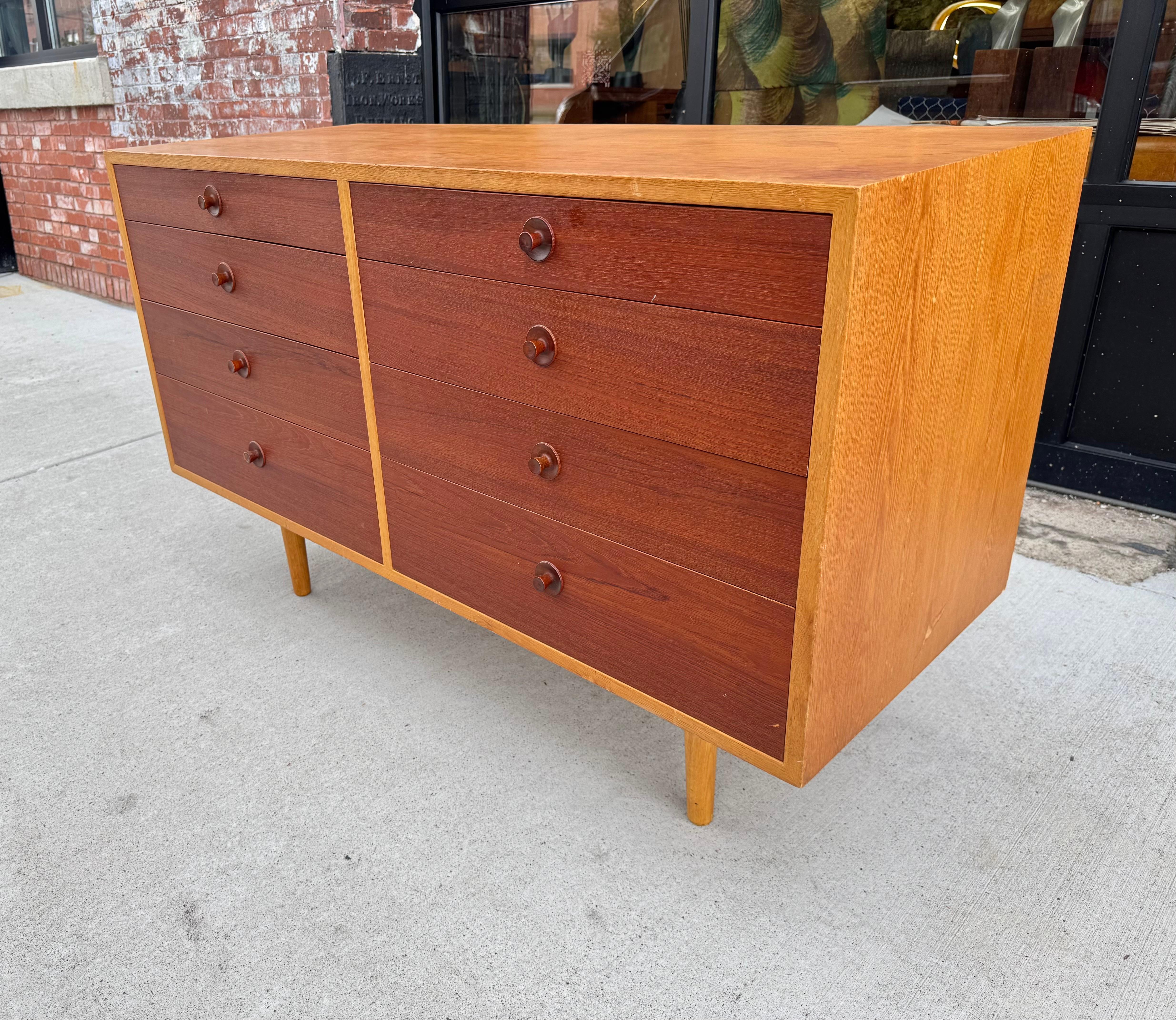 Teck Commode 8 tiroirs en teck et Oak Oak par Borgensen pour Karl Andersson en vente