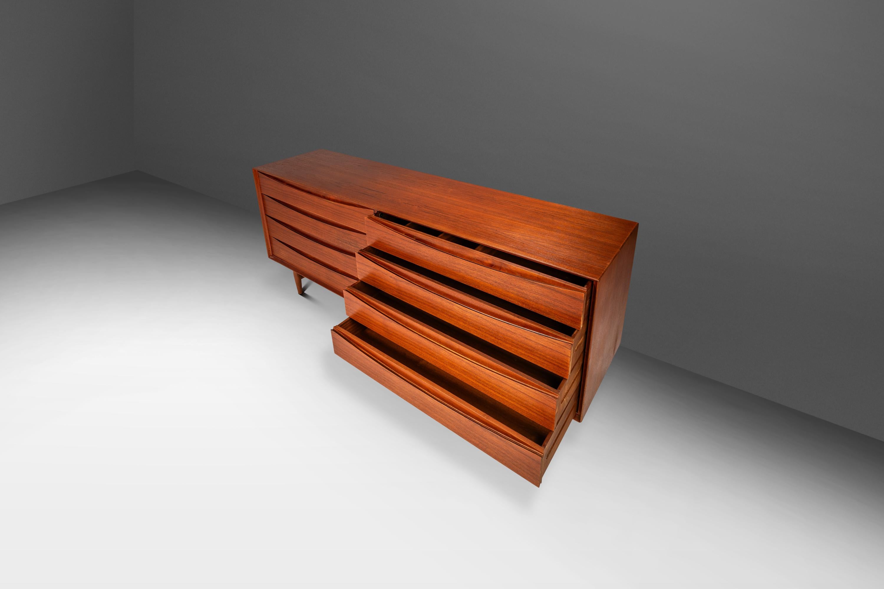 Ti presentiamo un rarissimo comò 'Triennale' modello L-32-6 progettato dall'influente Arne Vodder. Realizzato a metà degli anni '50, questo maestoso comò a otto cassetti è impressionante sia per la portata che per i materiali utilizzati e