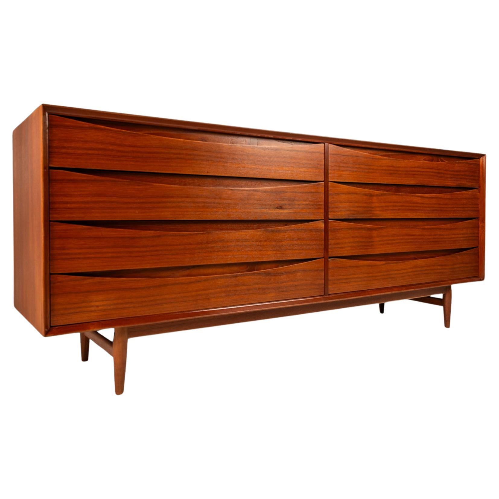 8-Drawer Triennale Mo. L-32-6 Dresser, Arne Vodder, Sibast Mobler, Denmark, 1950