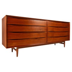8-Drawer Triennale Mo. L-32-6 Dresser, Arne Vodder, Sibast Mobler, Denmark, 1950
