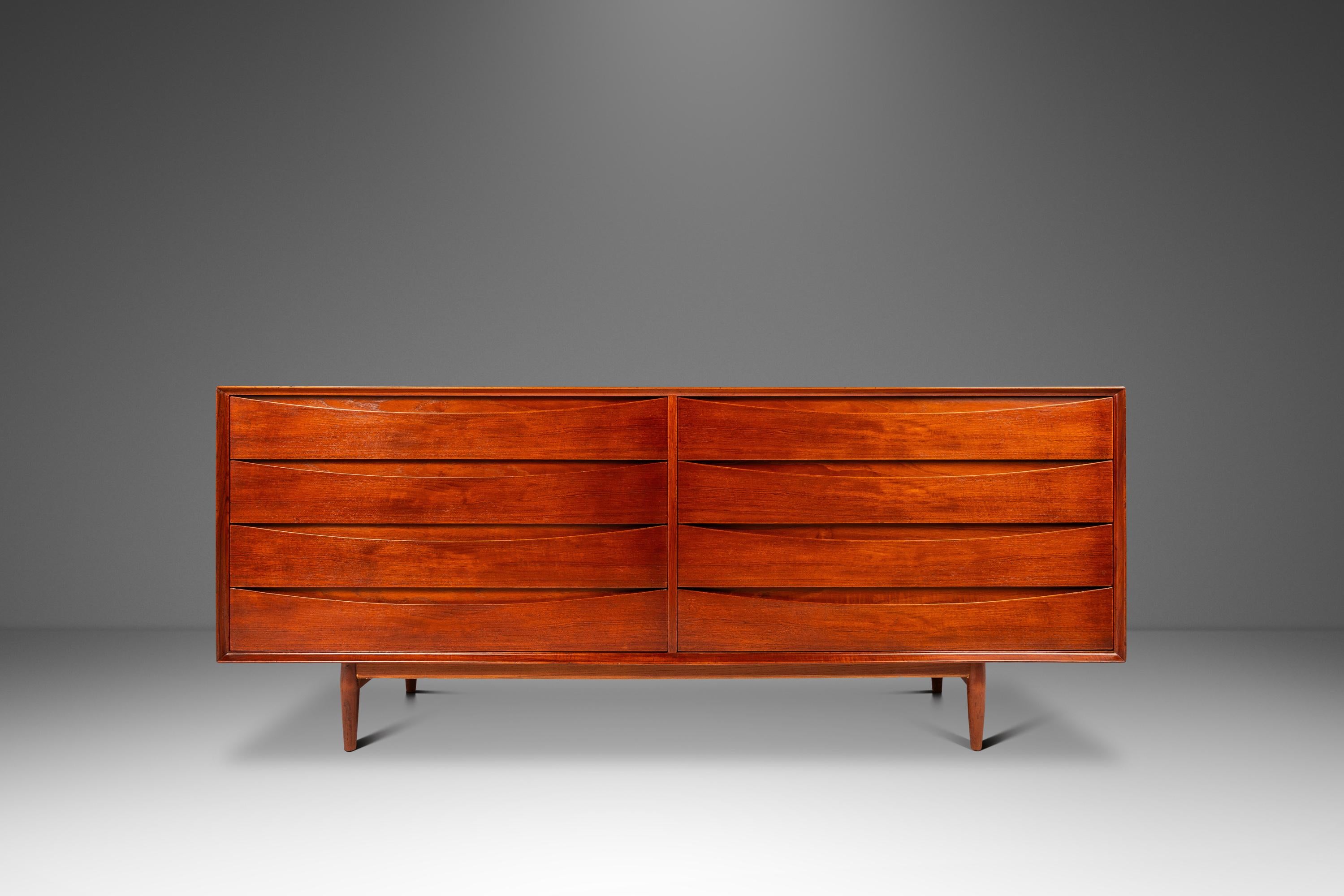 Ti presentiamo un rarissimo comò 'Triennale' modello L-32-6 progettato dall'influente Arne Vodder. Realizzato a metà degli anni '50, questo maestoso comò a otto cassetti è impressionante sia per la portata che per i materiali utilizzati e