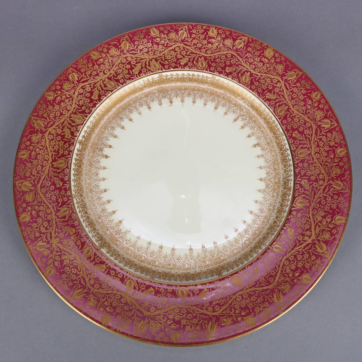 Ensemble de huit assiettes à dîner en porcelaine fine anglaise par George Jones Crescent & Sons avec un bord décoré de feuillage et de filigrane mauresque doré:: 20e siècle

Mesures : hauteur de 75 po x diamètre de 10::25 po:: puits de service de 6