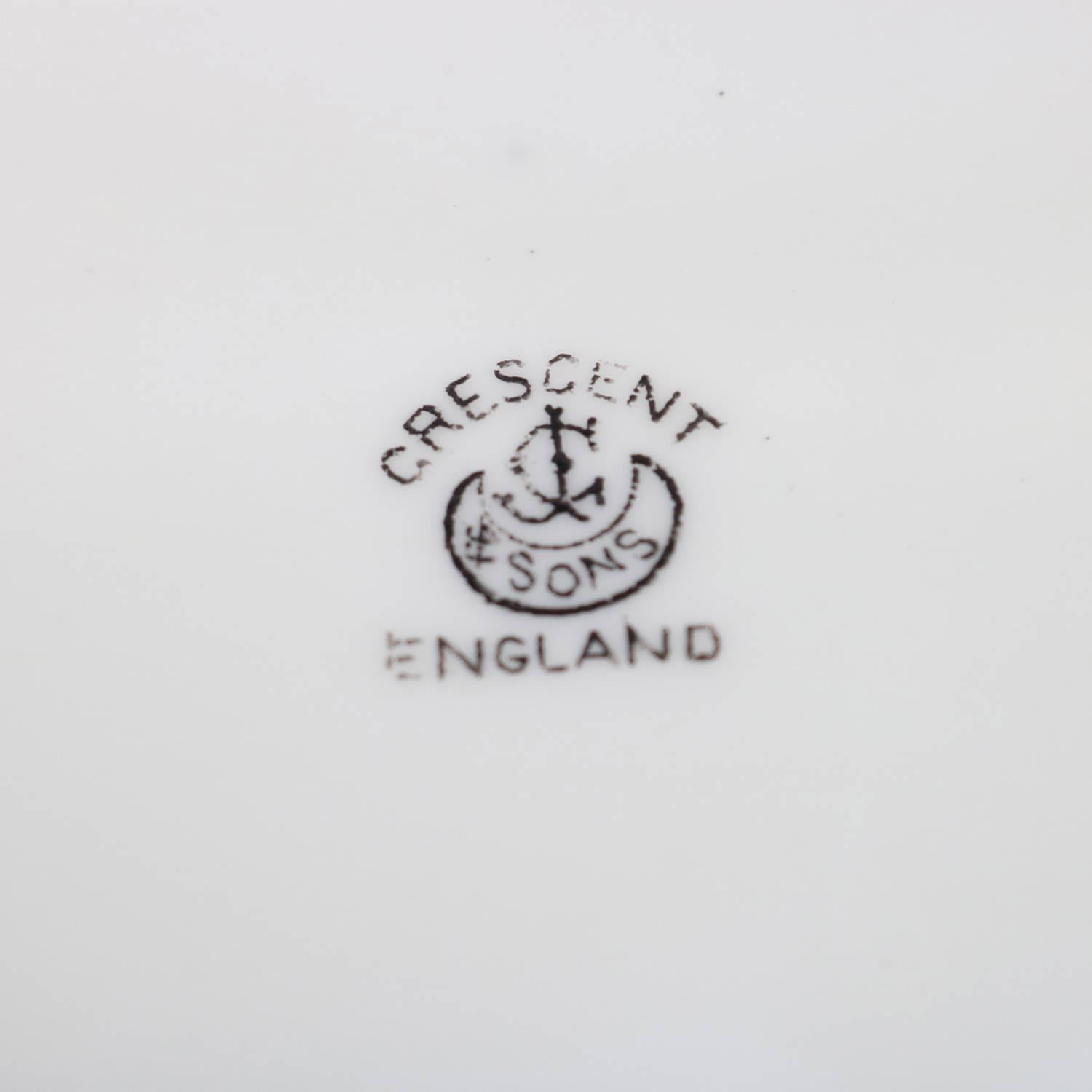 Anglais Huit assiettes plates anglaises en porcelaine fine dorée par George Jones Crescent & Sons