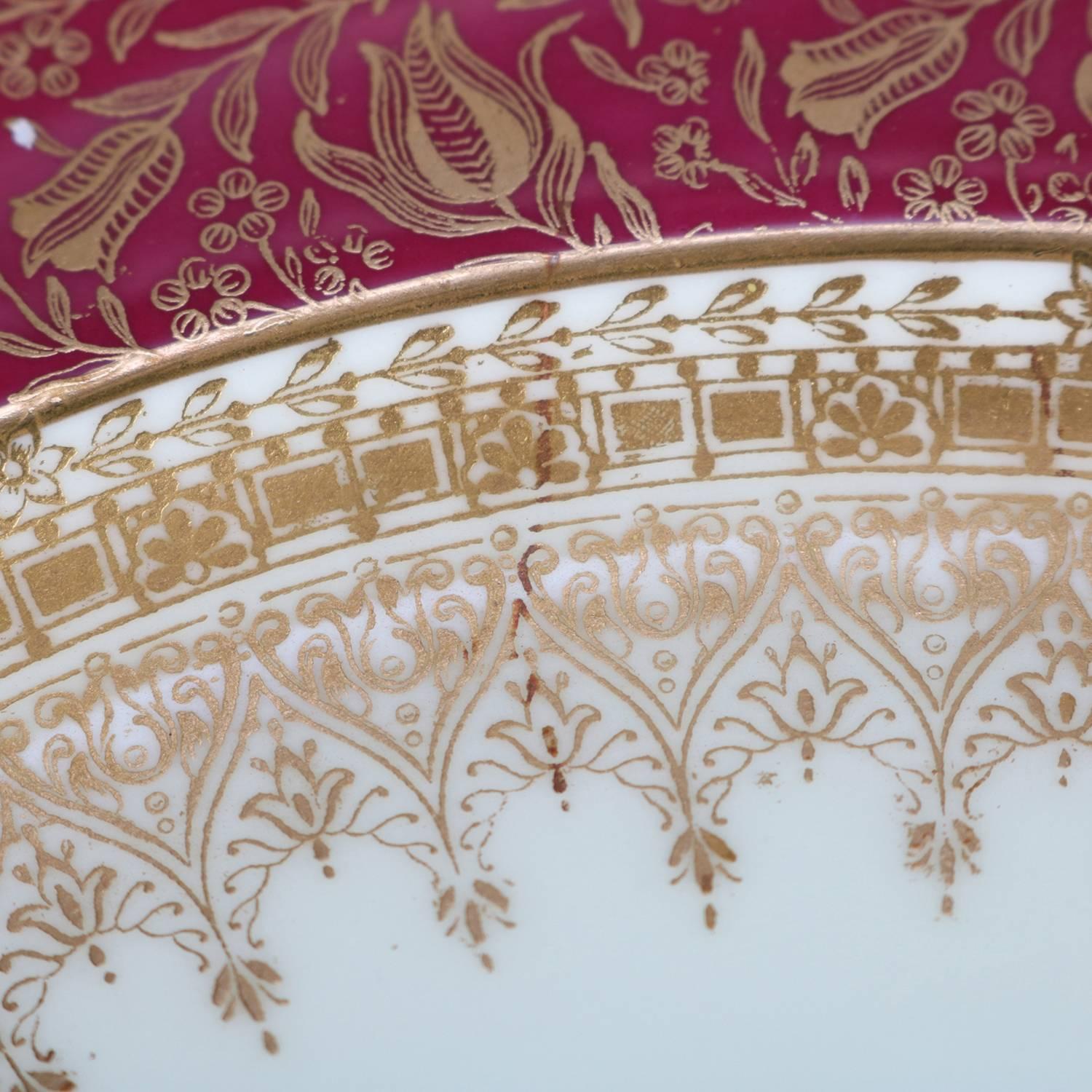 Doré Huit assiettes plates anglaises en porcelaine fine dorée par George Jones Crescent & Sons