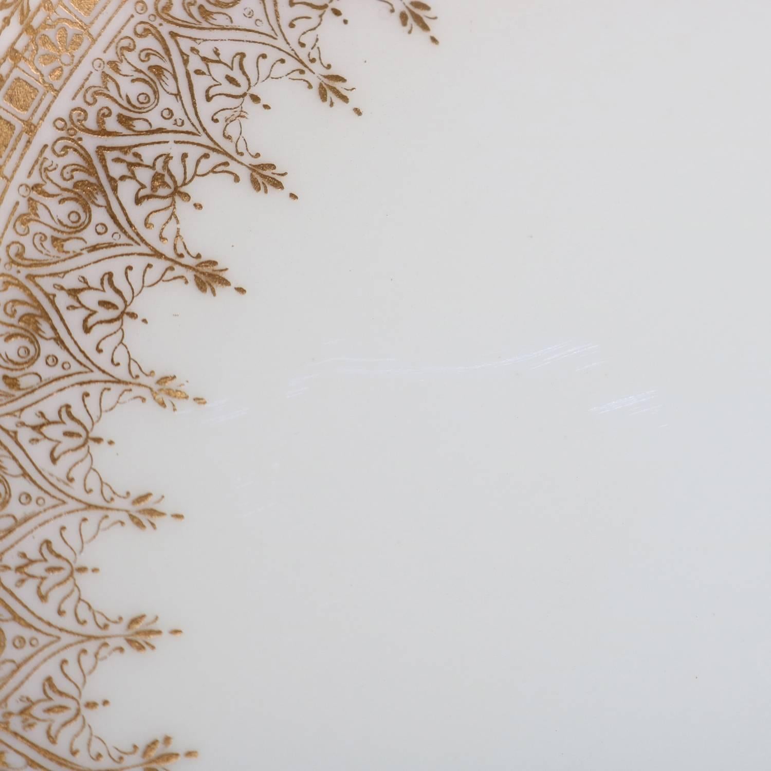 Huit assiettes plates anglaises en porcelaine fine dorée par George Jones Crescent & Sons Bon état à Big Flats, NY