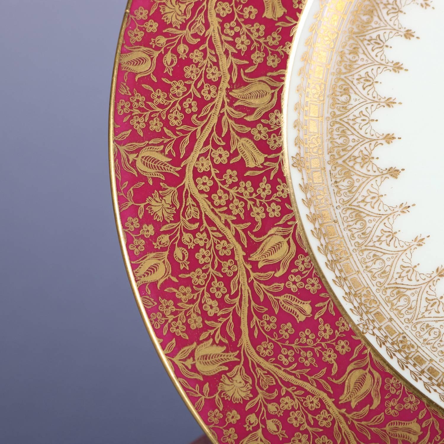 Huit assiettes plates anglaises en porcelaine fine dorée par George Jones Crescent & Sons 1