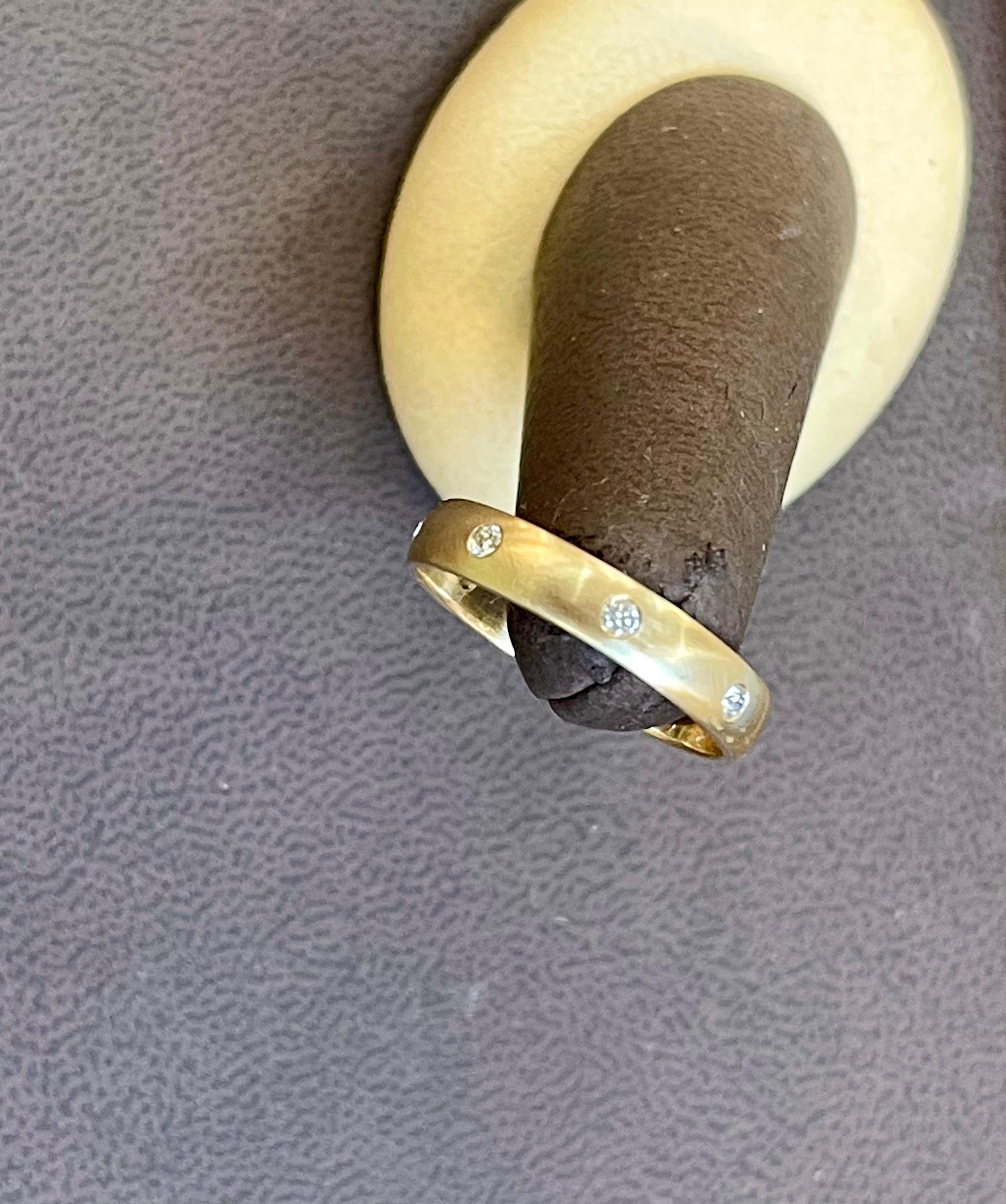 8 Flush Set Bezel Diamond Eternity Wedding Band in 14 Karat Yellow Gold In Excellent Condition For Sale In New York, NY