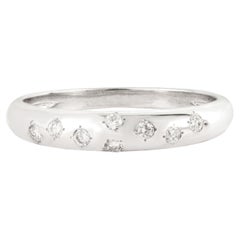 Anello nuziale “Eternity” con 8 diamanti incastonati a filo in oro bianco 14 carati