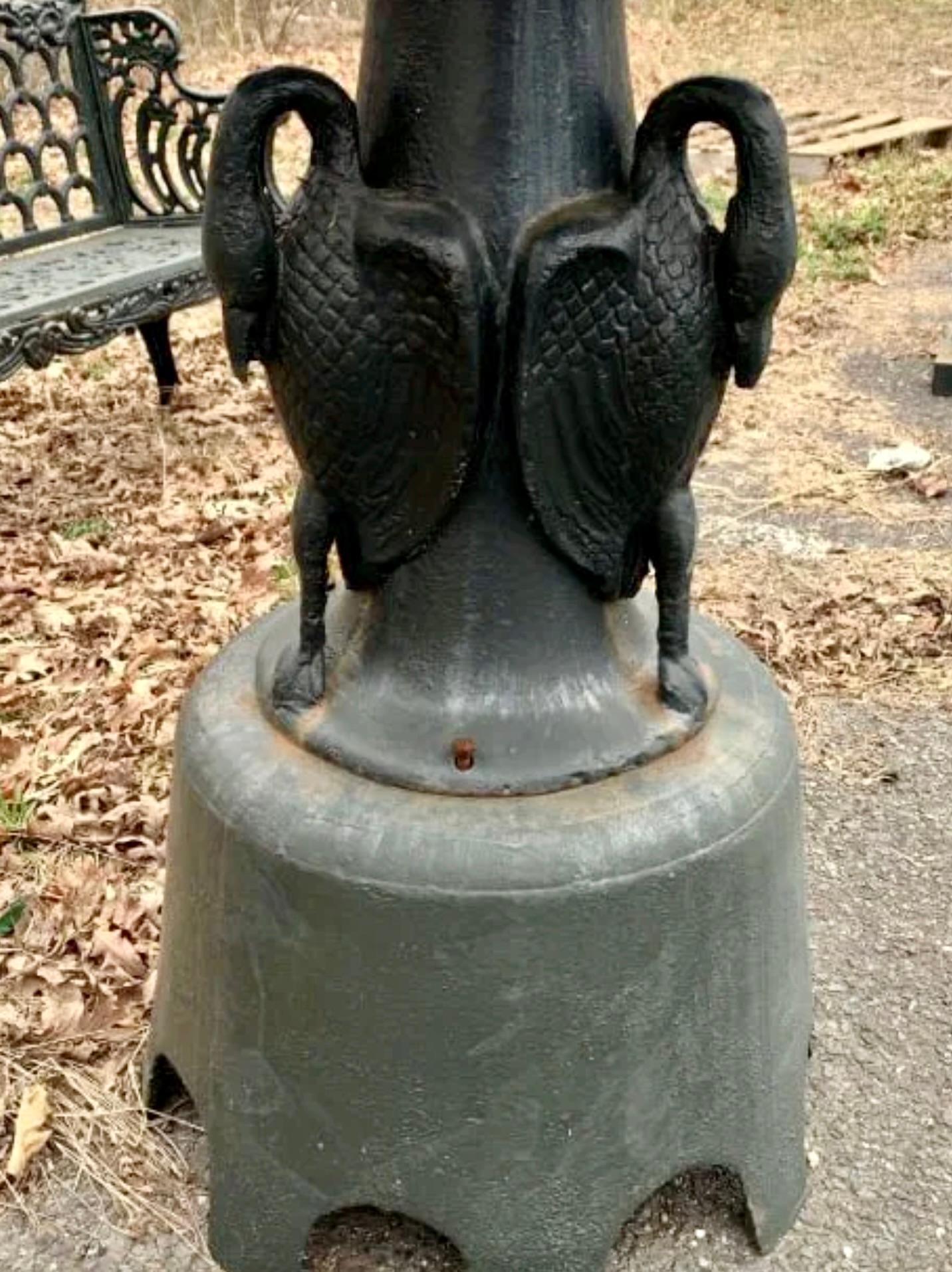 Magnifique fontaine à hérons en fonte à trois niveaux avec des détails complexes. La qualité de la construction et des matériaux garantit que cette pièce sera un ajout impressionnant à tout espace extérieur pour les années à venir.
Veuillez