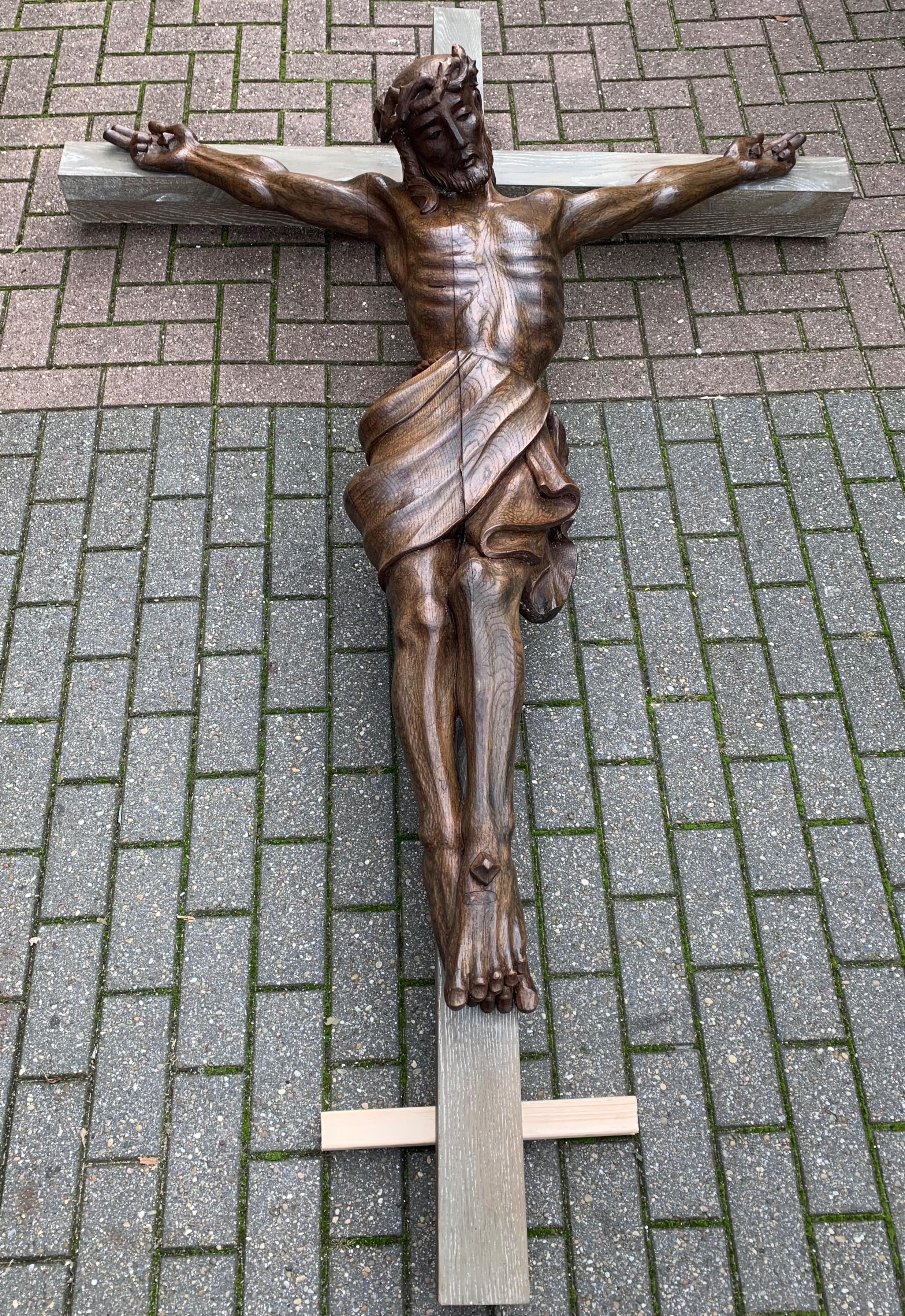 Großes Kruzifix aus handgeschnitzter Eiche mit Corpus of Christ für die Kirche oder die Kapelle im Angebot 10