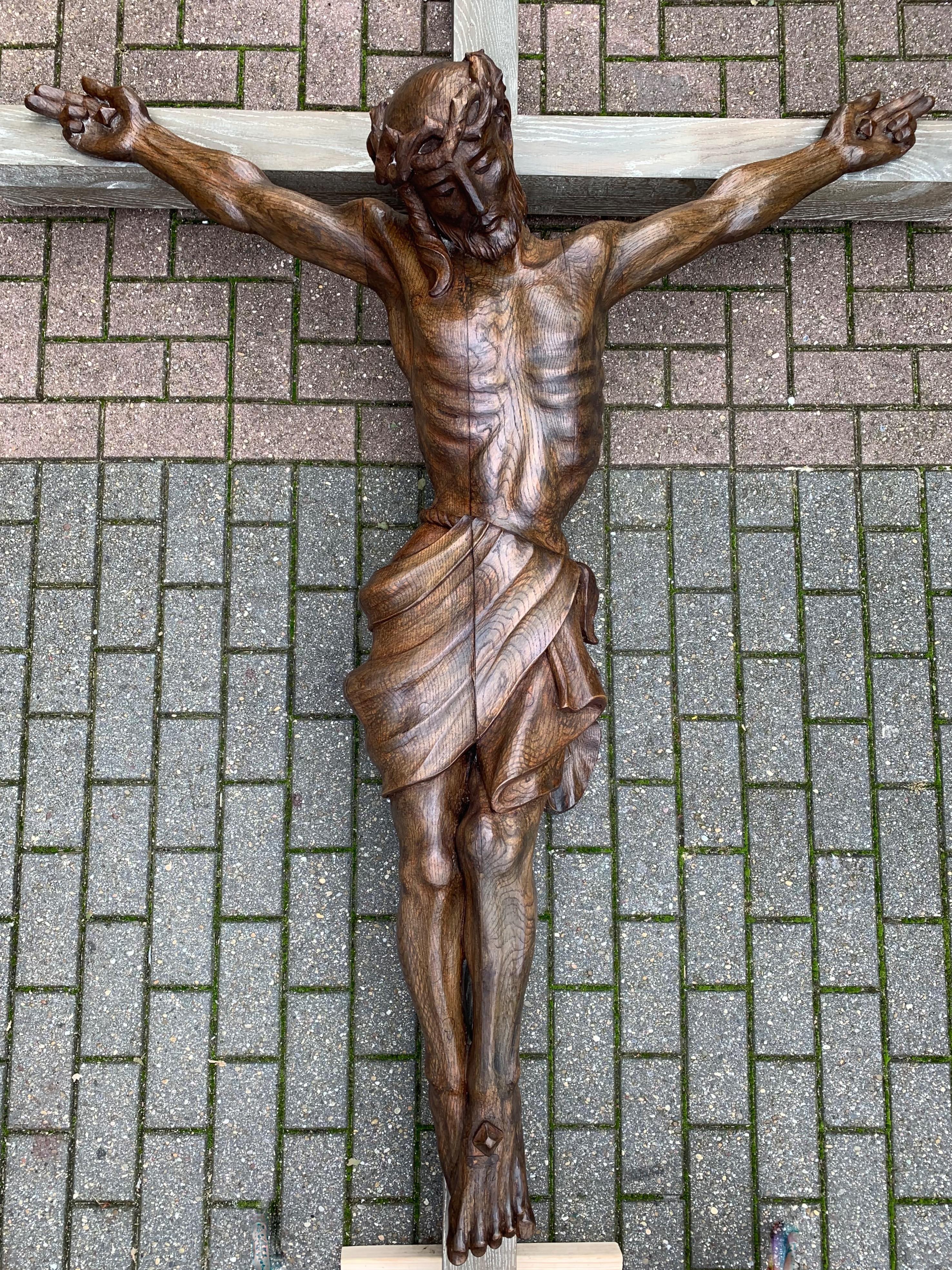 Großes Kruzifix aus handgeschnitzter Eiche mit Corpus of Christ für die Kirche oder die Kapelle (Arts and Crafts) im Angebot