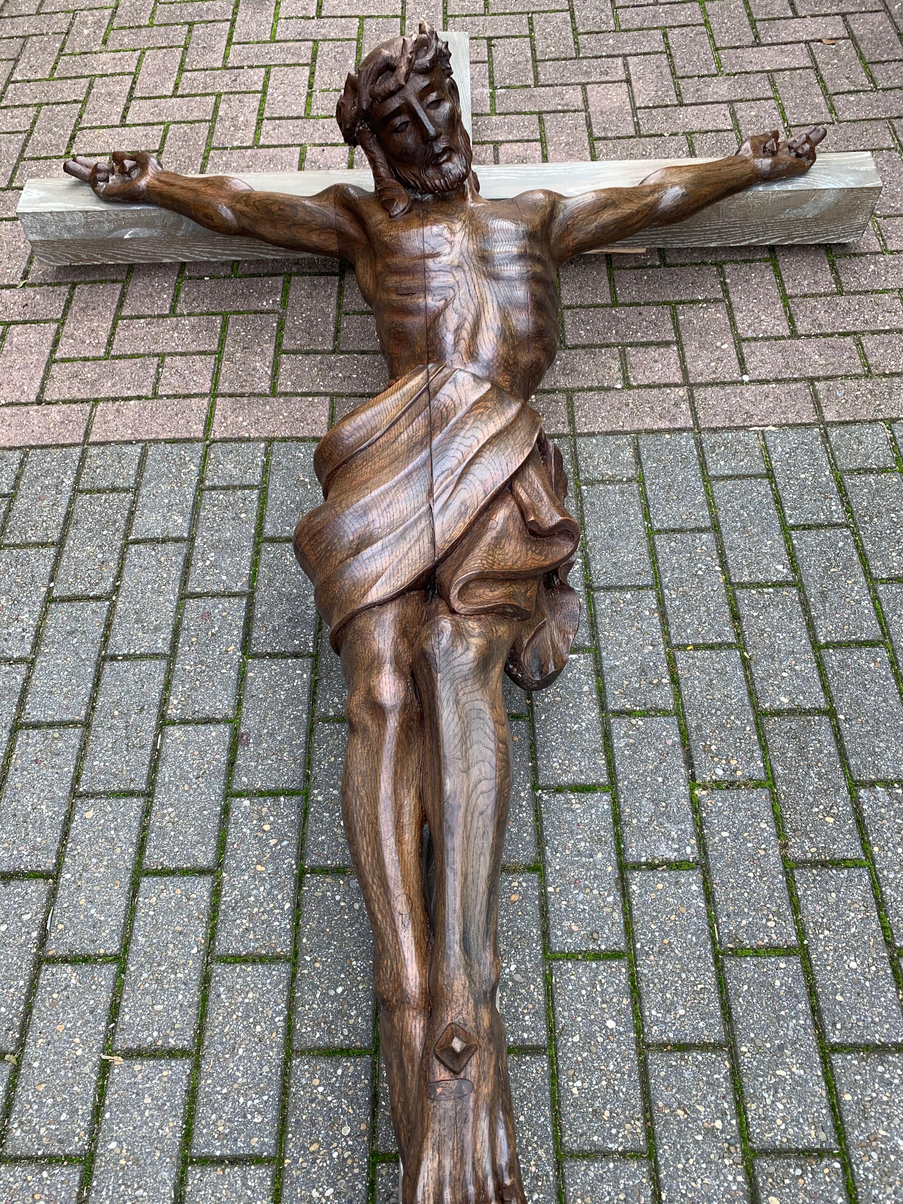 Großes Kruzifix aus handgeschnitzter Eiche mit Corpus of Christ für die Kirche oder die Kapelle (Europäisch) im Angebot