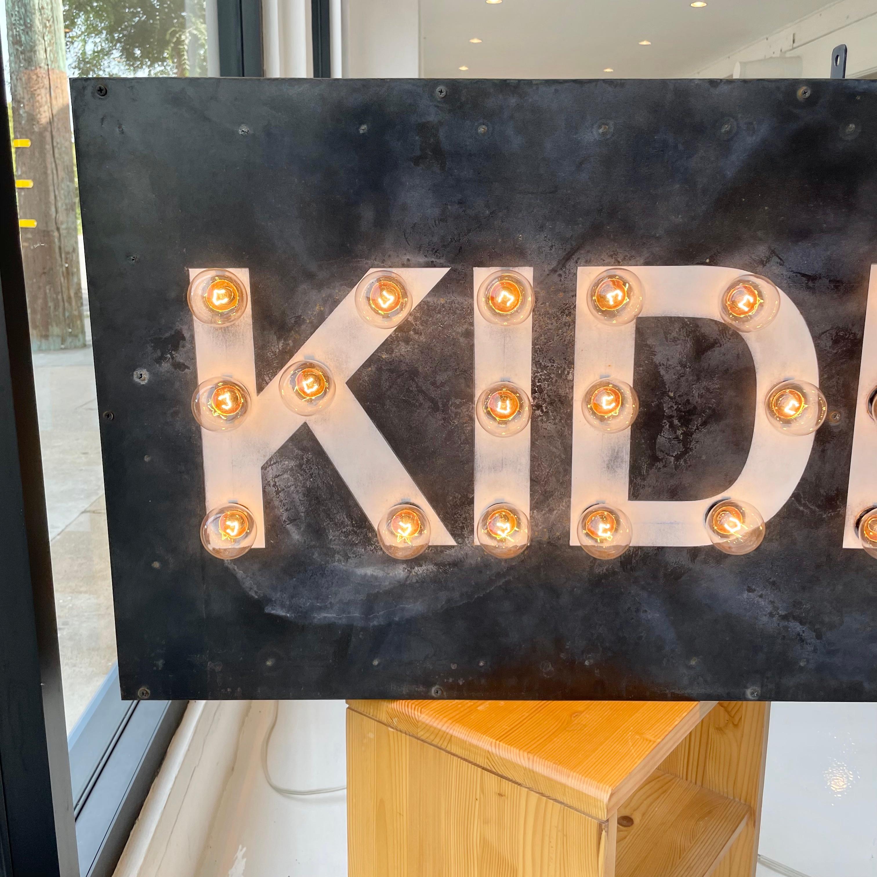 Enseigne en métal KIDDIE RIDES à 8 pieds enluminée en vente 2