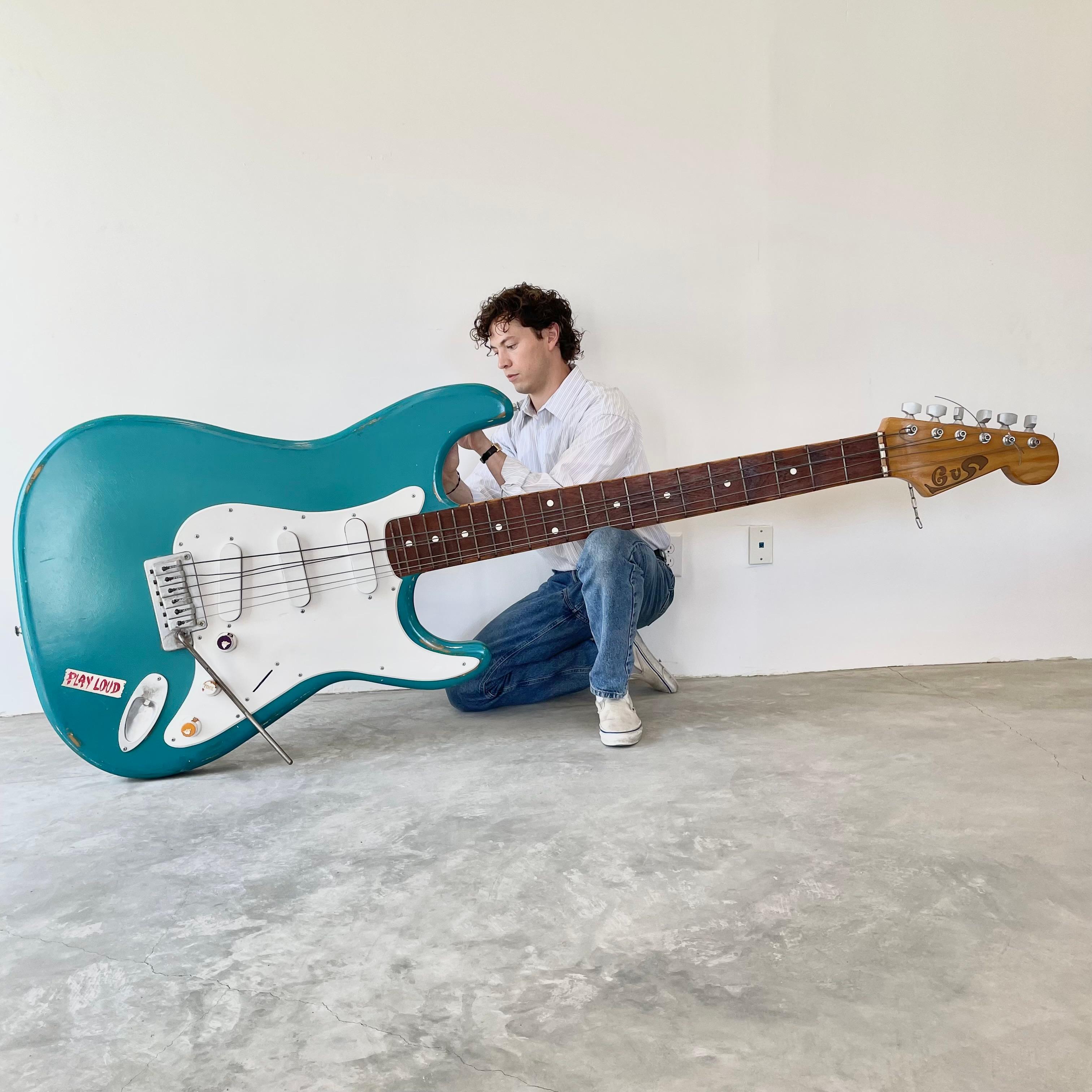 Chitarra monumentale in stile Stratocaster prodotta in Belgio, a metà degli anni '80. Alto poco più di 2 metri. Molto pesante. Circa 180 libbre. Dipinto a mano con usura artificiale. Tutti i graffi, i segni e lo sporco sono in realtà dipinti a mano